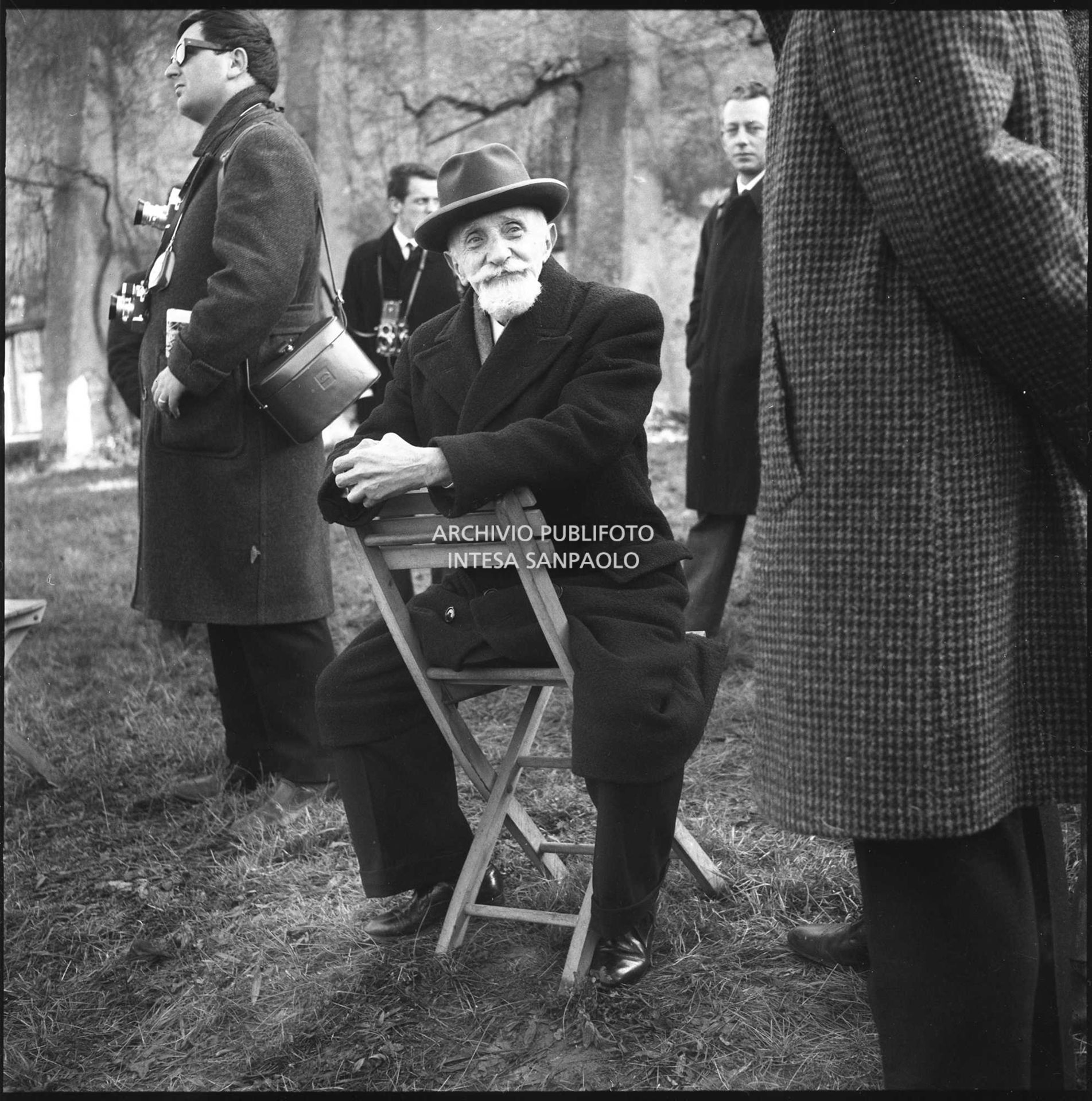 L'attore Gennaro Di Gregorio, che interpreta Emilio del Bono, durante un momento di pausa dalle riprese del film "Il processo di Verona"