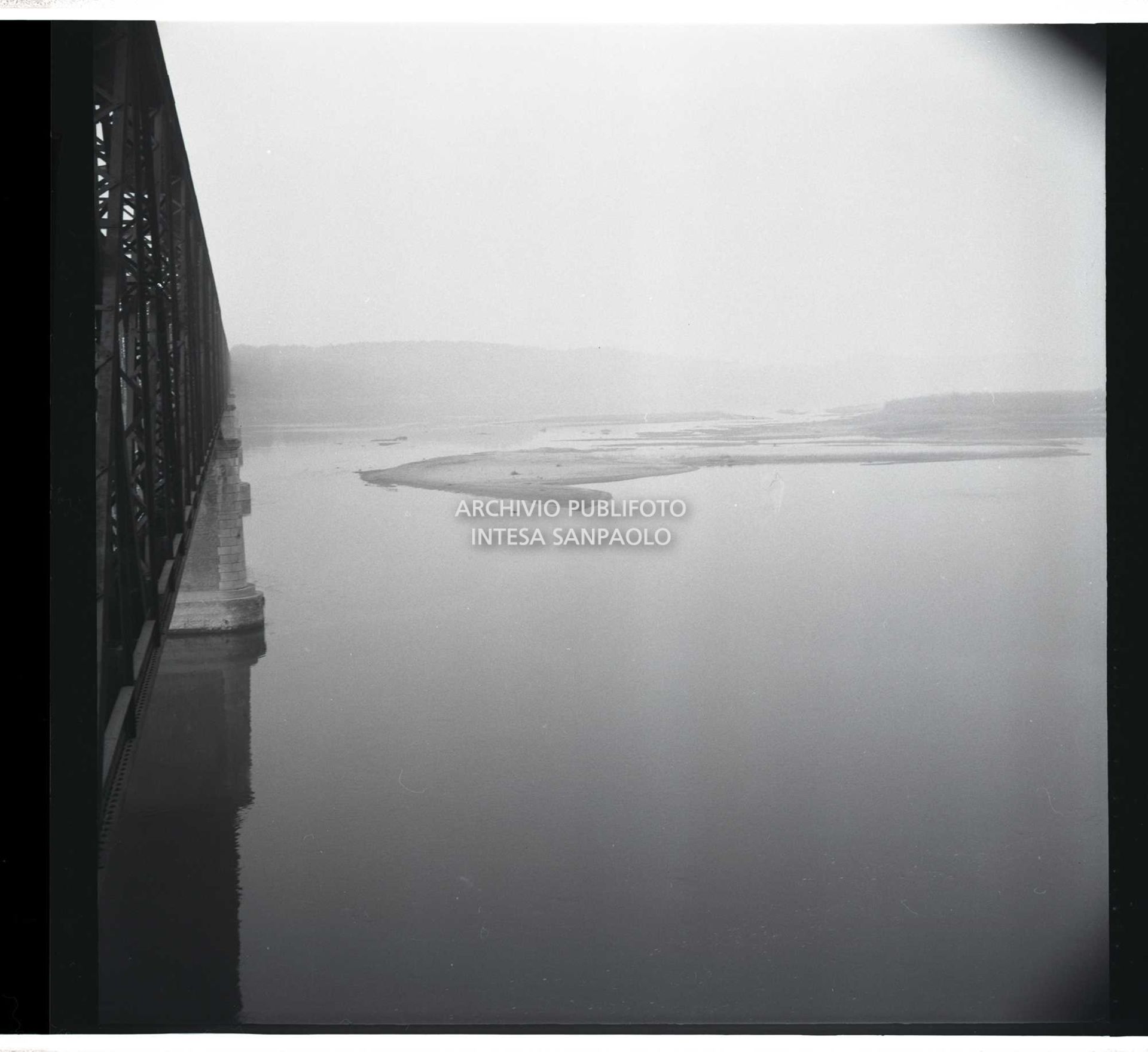 Il Po in secca nei pressi del ponte in ferro, detto della Becca, visibile a sinistra