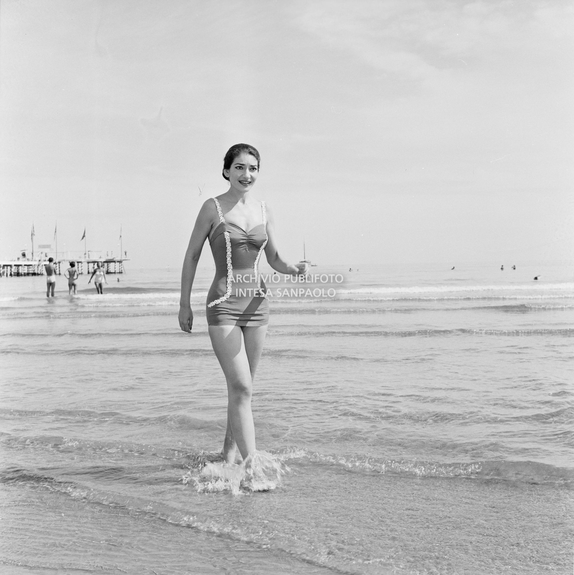 La soprano Maria Callas in costume da bagno al Lido di Venezia