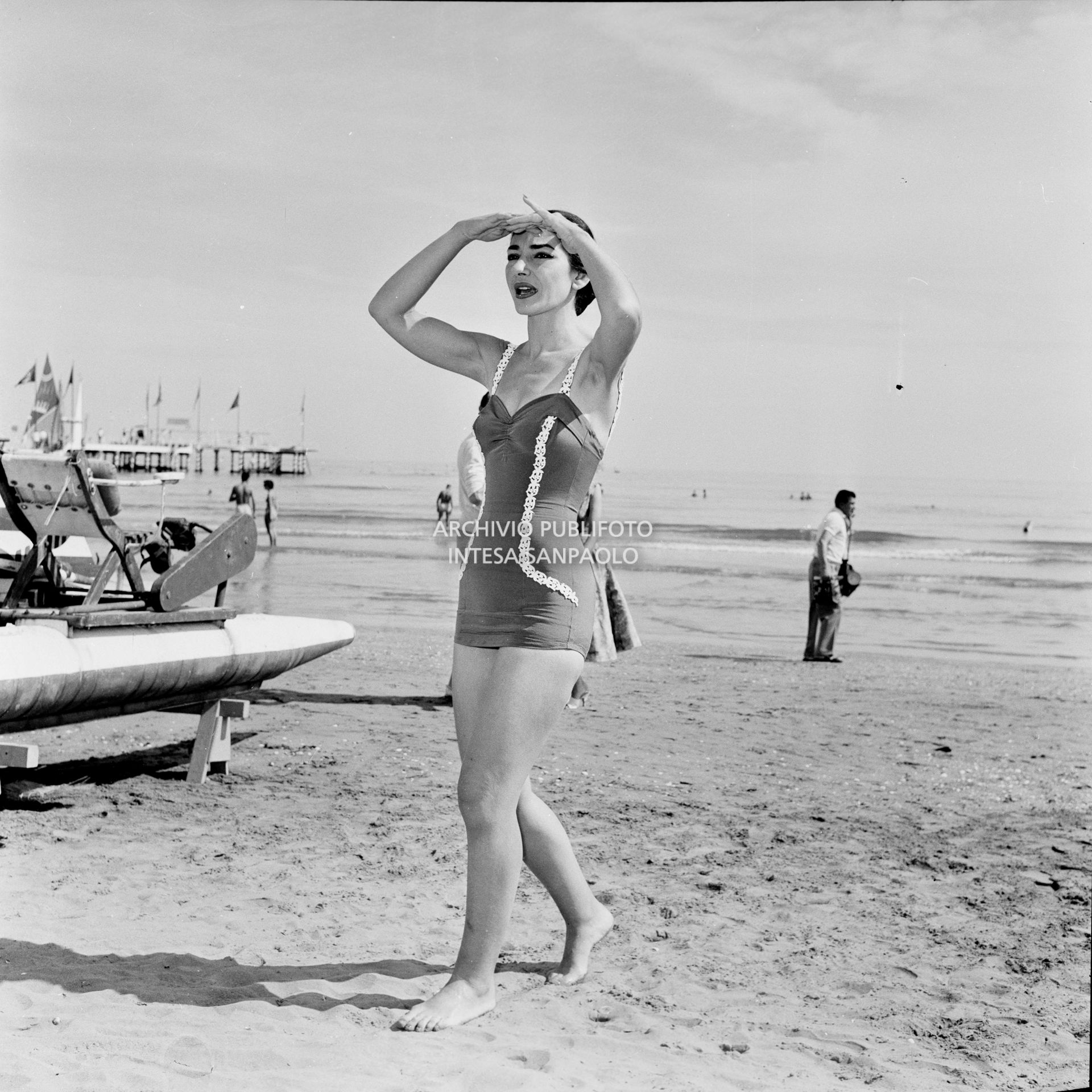 La soprano Maria Callas in costume da bagno al Lido di Venezia