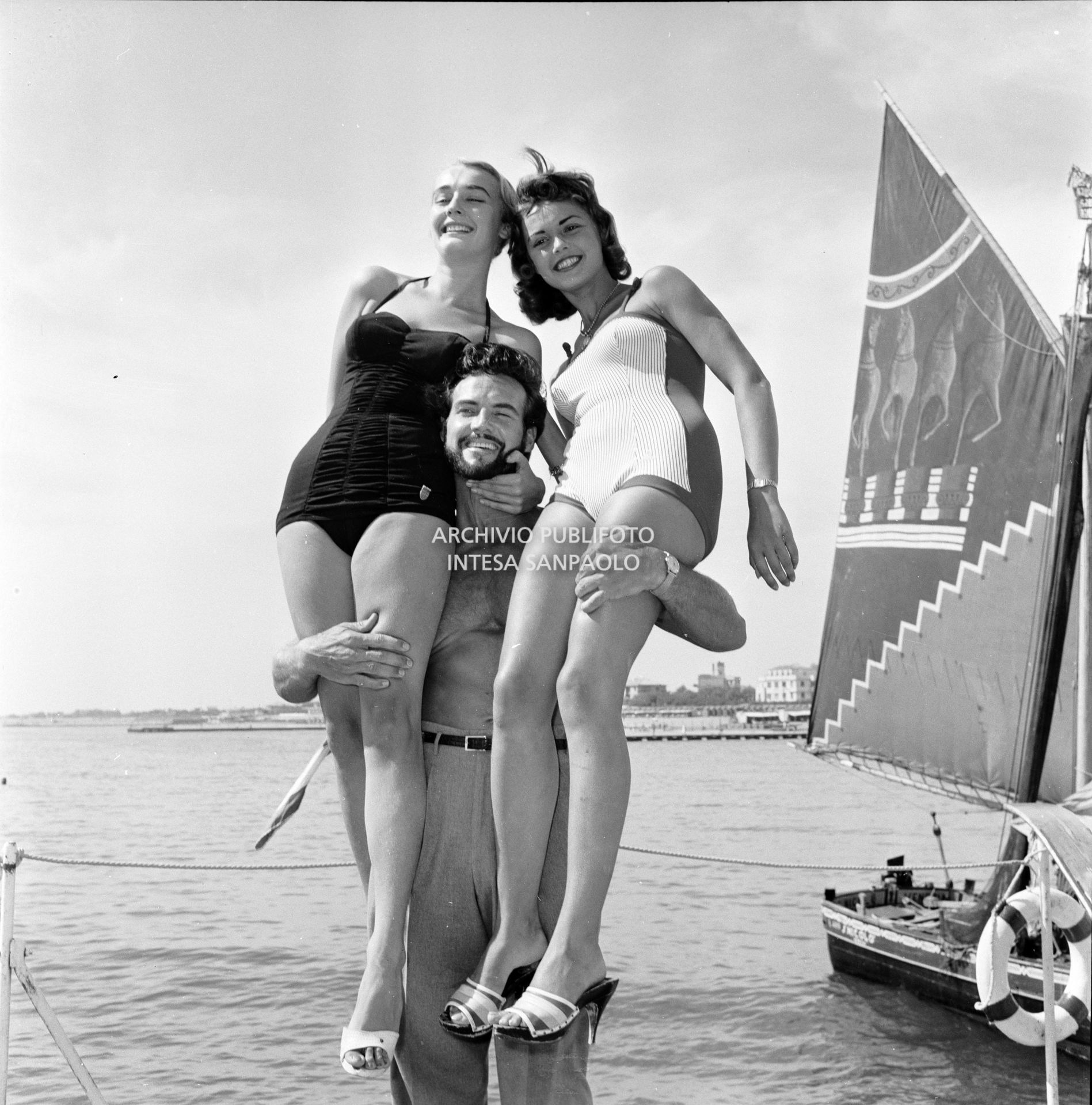 Beatrice Faccioli, Miss Italia 1957, e Milena Zini, Miss Cinema 1957, in spalla a Steve Reeves, Mister Mondo, Universo e America