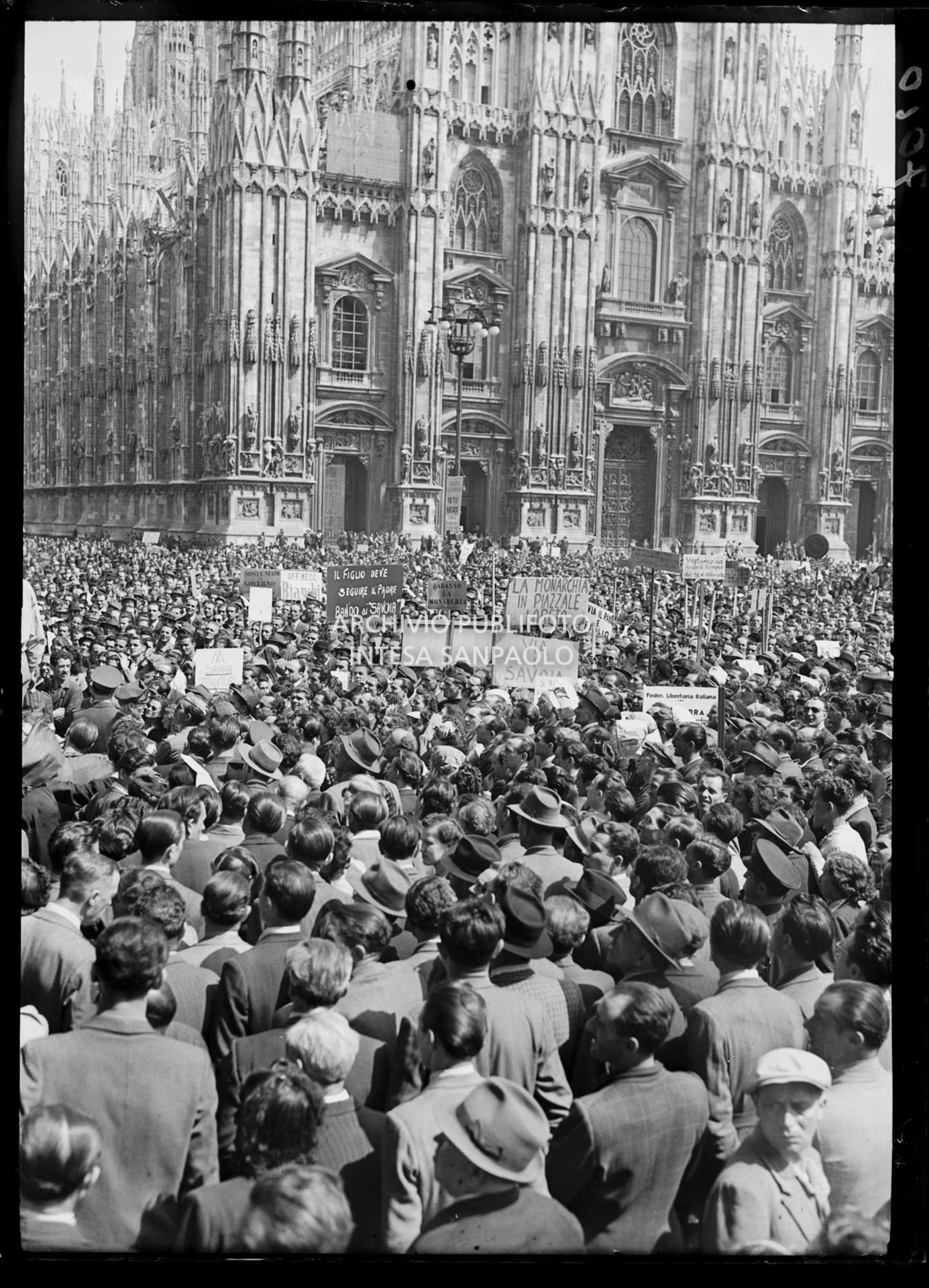 Piazza del Duomo gremita di persone che manifestano contro la monarchia e i Savoia