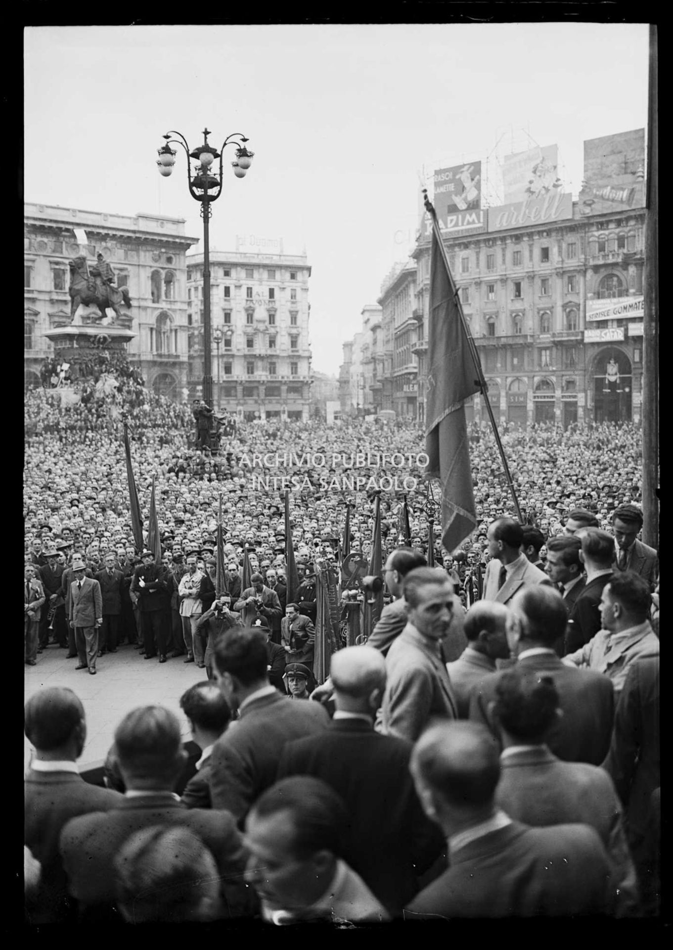 Piazza del Duomo a Milano gremita di persone accorse per ascoltare il comizio di Pietro Nenni