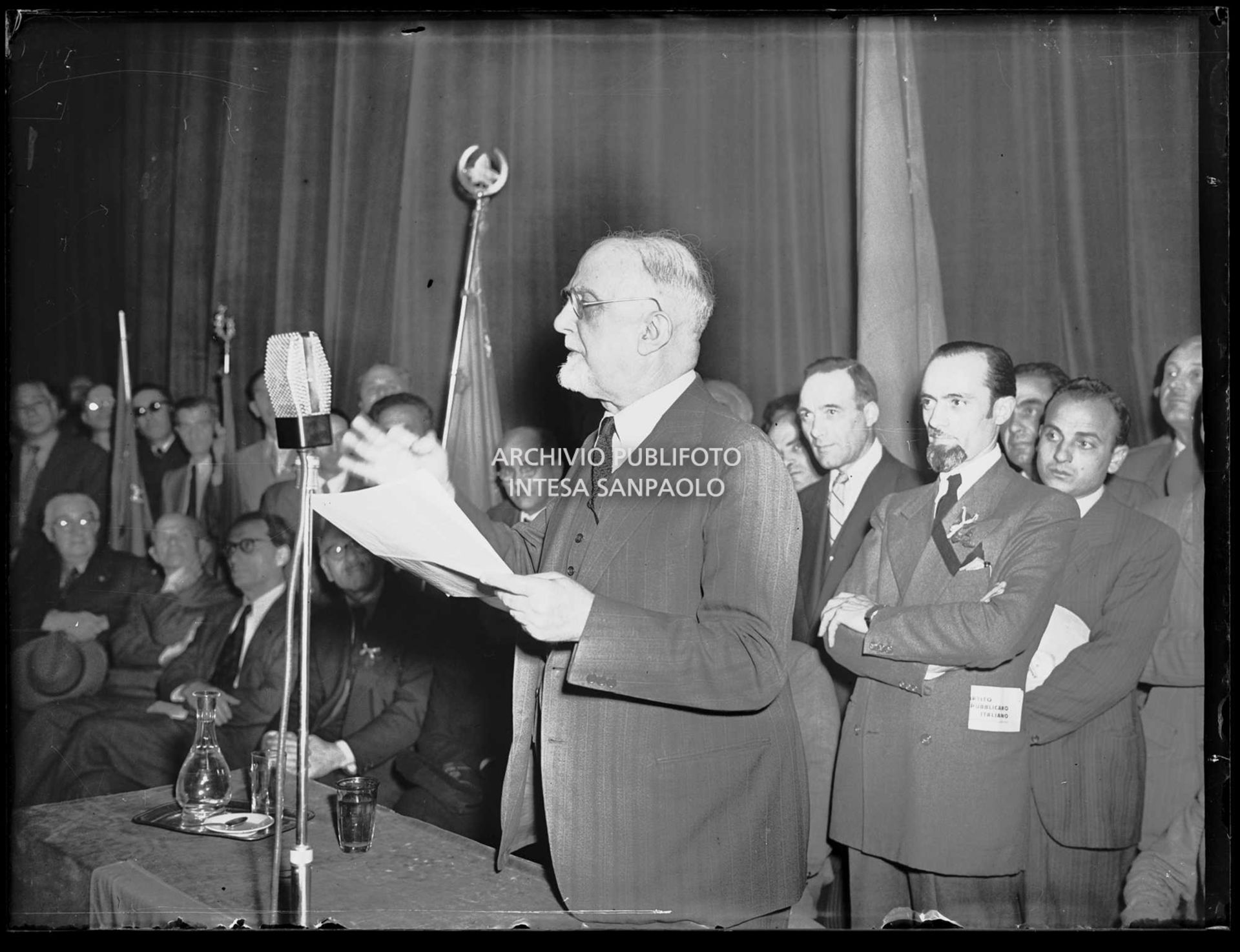 Carlo Sforza, presidente della Consulta nazionale, parla, al Teatro Lirico a Milano, a favore della Repubblica nella giornata di apertura dei comizi elettorali