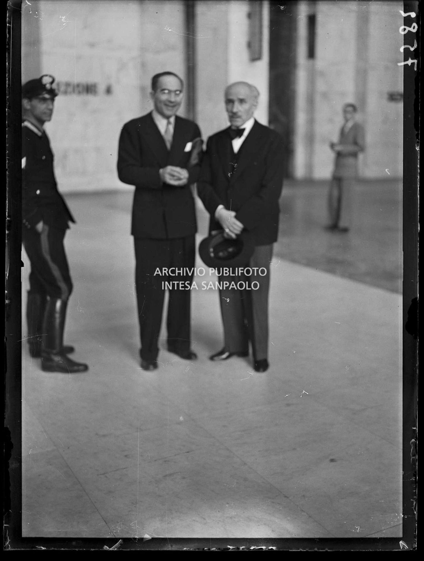 Il Maestro Arturo Toscanini al seggio presso Palazzo di Giustizia a Milano dove si è recato per votare al referendum istituzionale "monarchia-repubblica" e per eleggere l'Assemblea Costituente