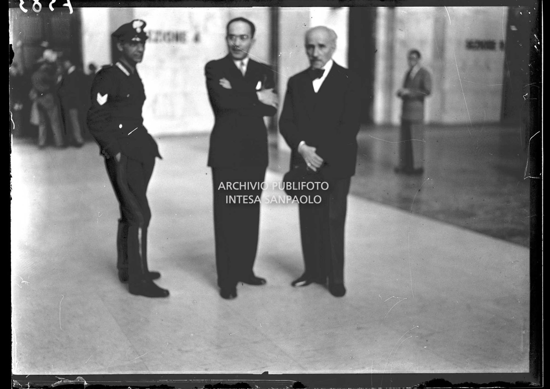 Il Maestro Arturo Toscanini al seggio presso Palazzo di Giustizia a Milano dove si è recato per votare al referendum istituzionale "monarchia-repubblica" e per eleggere l'Assemblea Costituente