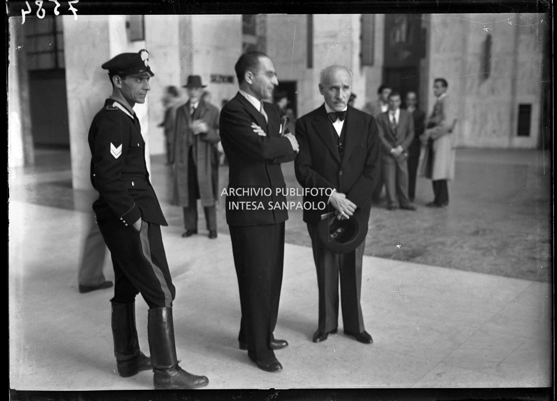 Il Maestro Arturo Toscanini al seggio di via Carlo Freguglia a Milano dove vota per il referendum istituzionale "monarchia-repubblica" e per eleggere l'Assemblea Costituente