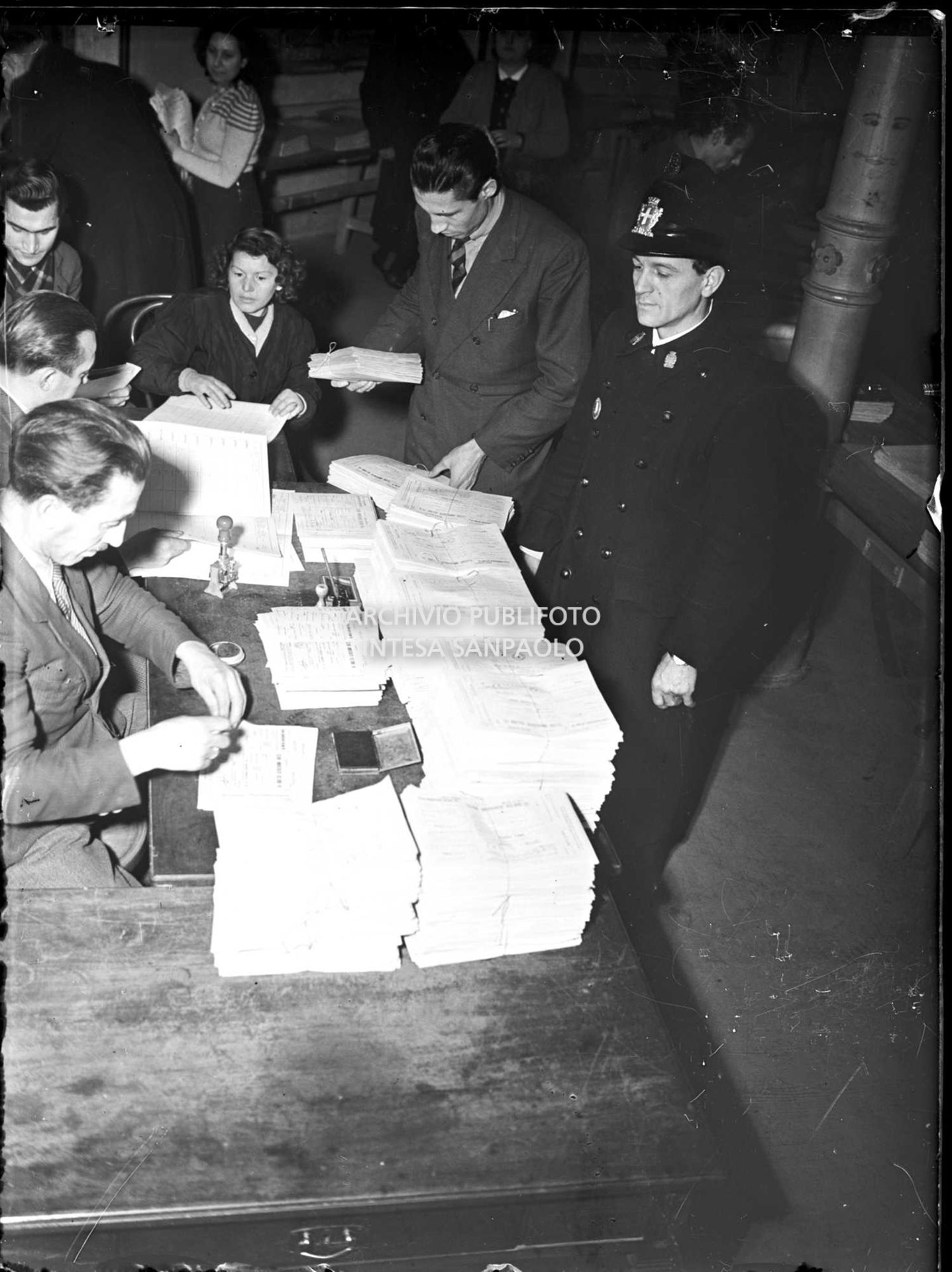 Preparazione delle spedizione dei certificati di iscrizione ai seggi per le elezioni amministrative del 7 aprile 1946