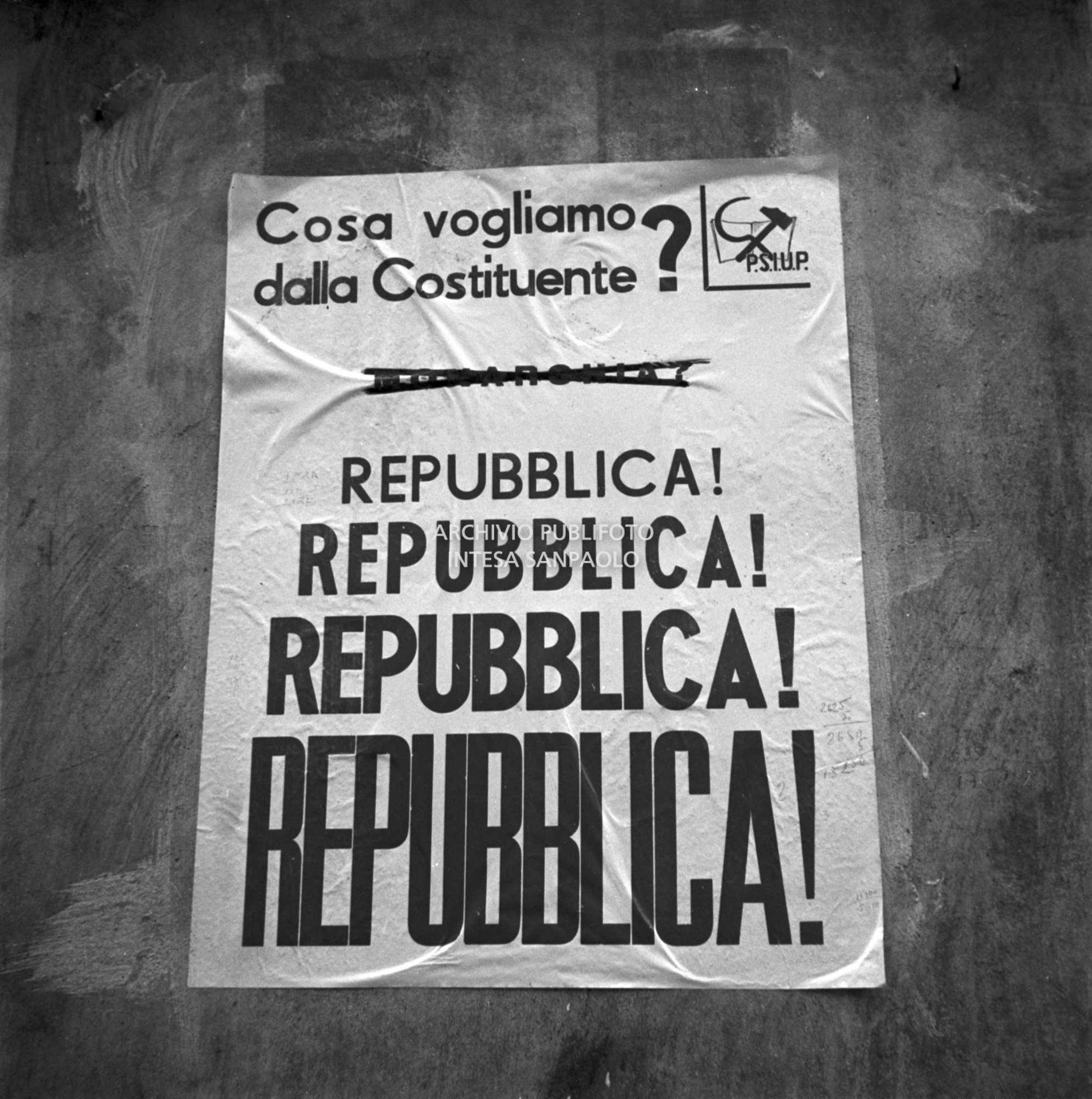 Manifesto di propaganda elettorale del Partito Socialista Italiano di Unità Proletaria (PSIUP) in vista del referendum istituzionale del 2 giugno 1946 e dell'elezione dell'Assemblea Costituente affisso a un muro