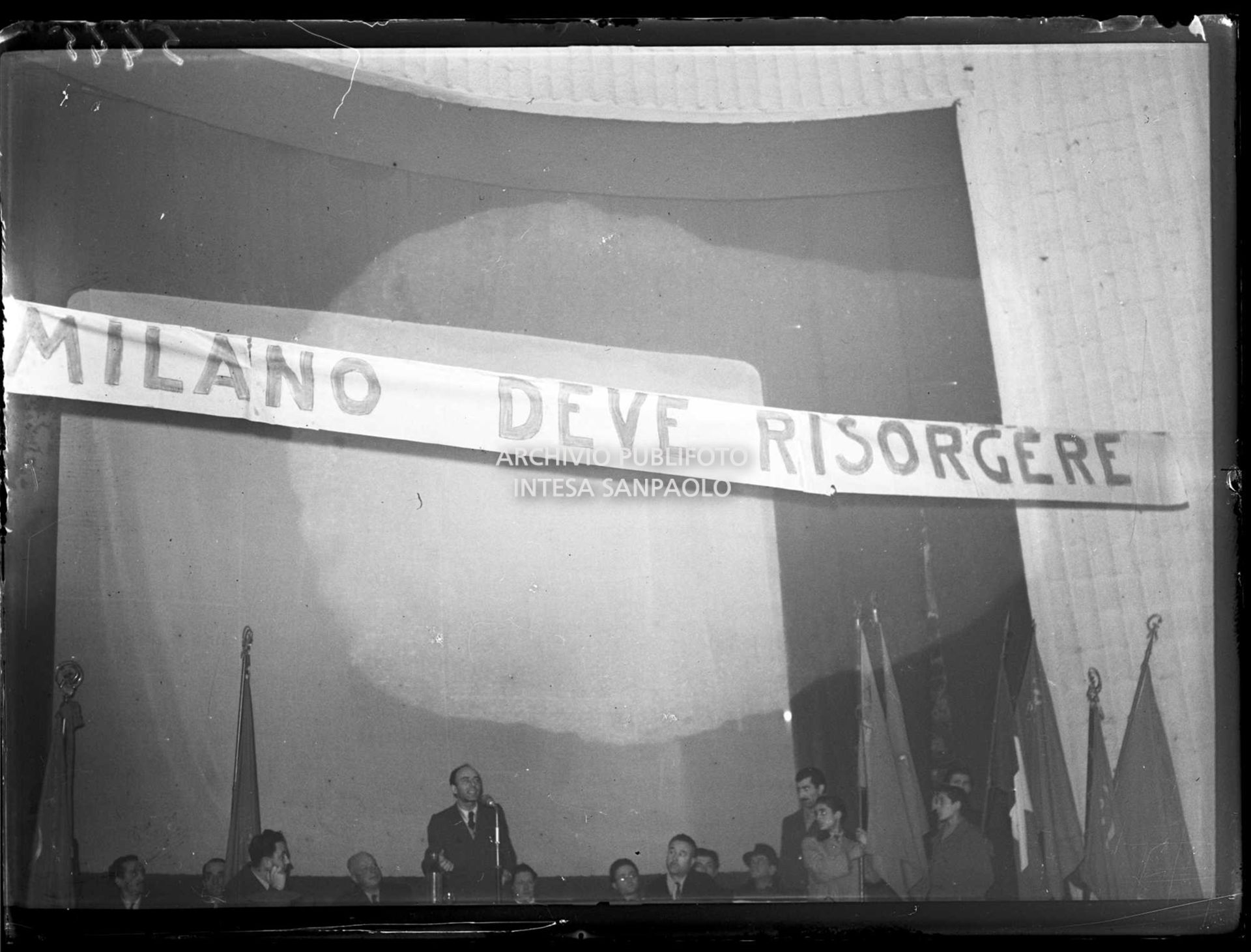Striscione "Milano deve risorgere" affisso nella sala della sezione "Antonio Bietolini" del Partito comunista