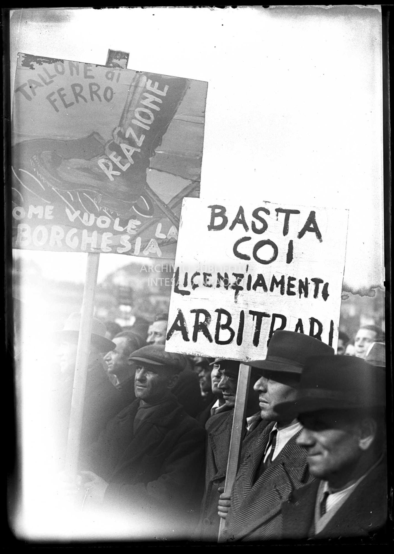 Lavoratori con cartelli di protesta all'Arena di Milano dove è in corso una manifestazione di protesta, per le condizioni della classe lavoratrice, su iniziativa delle Camere del lavoro della Lombardia