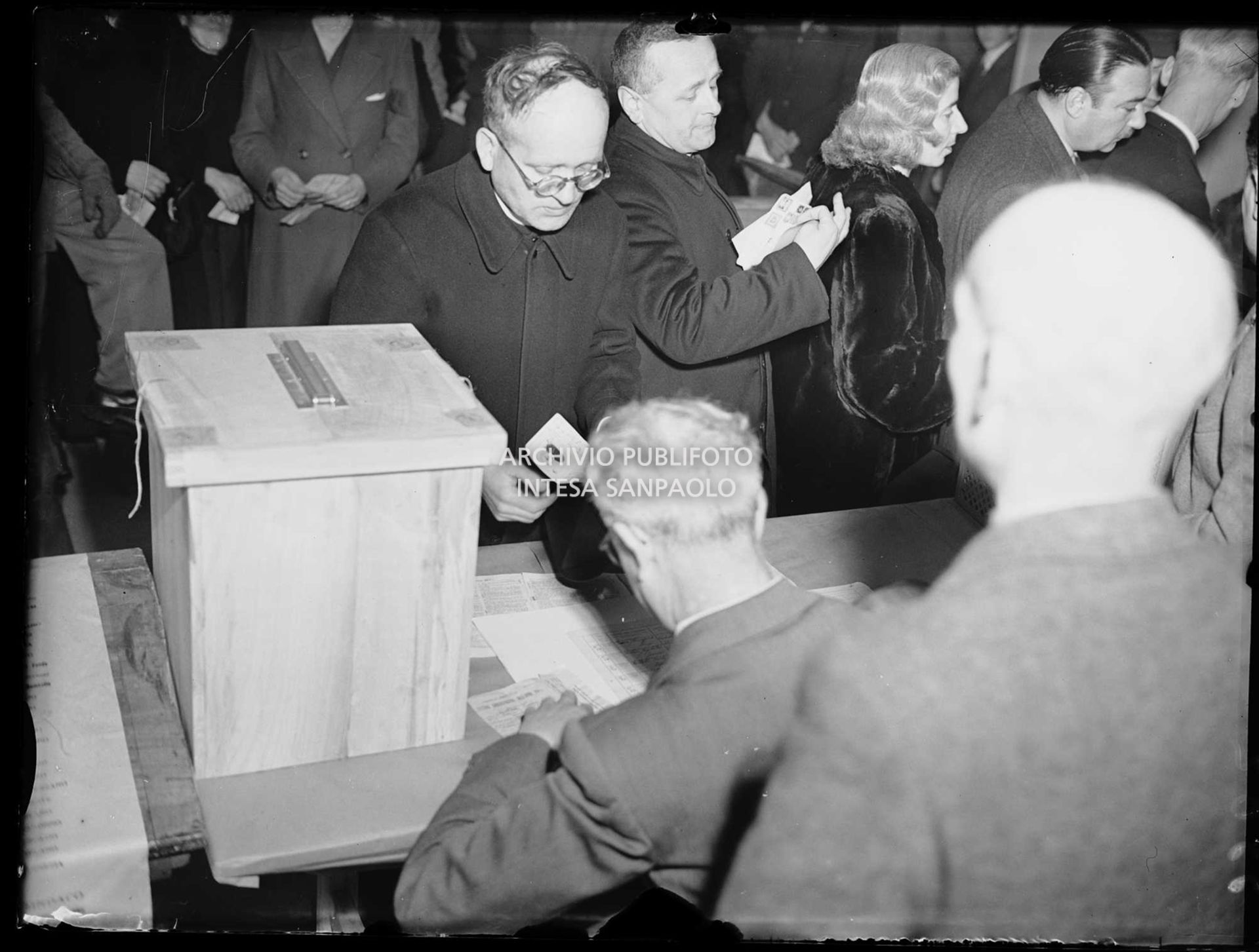 Operazioni di voto al seggio in occasione delle elezioni comunali a Saronno, le prime elezioni a suffragio universale in Italia