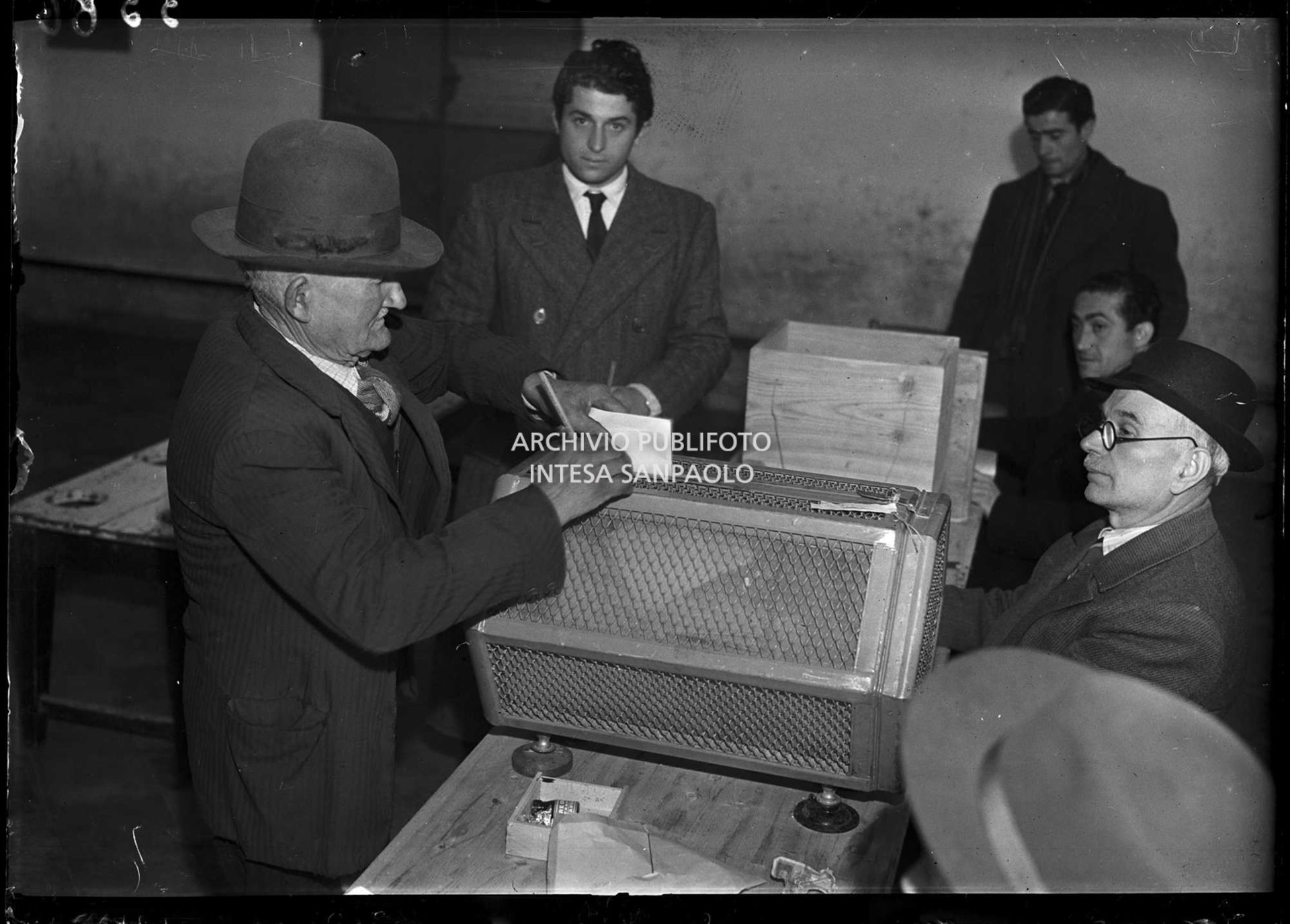 Operazioni di voto al seggio in occasione delle elezioni comunali in Lombardia, le prime elezioni a suffragio universale in Italia