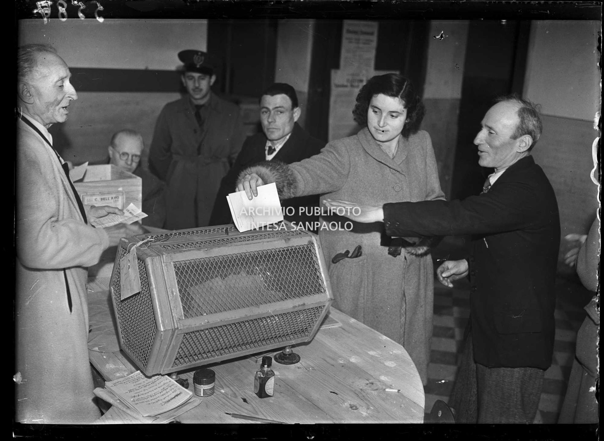 Una donna al seggio elettorale si appresta a votare in occasione delle elezioni comunali in Lombardia, le prime elezioni a suffragio universale in Italia