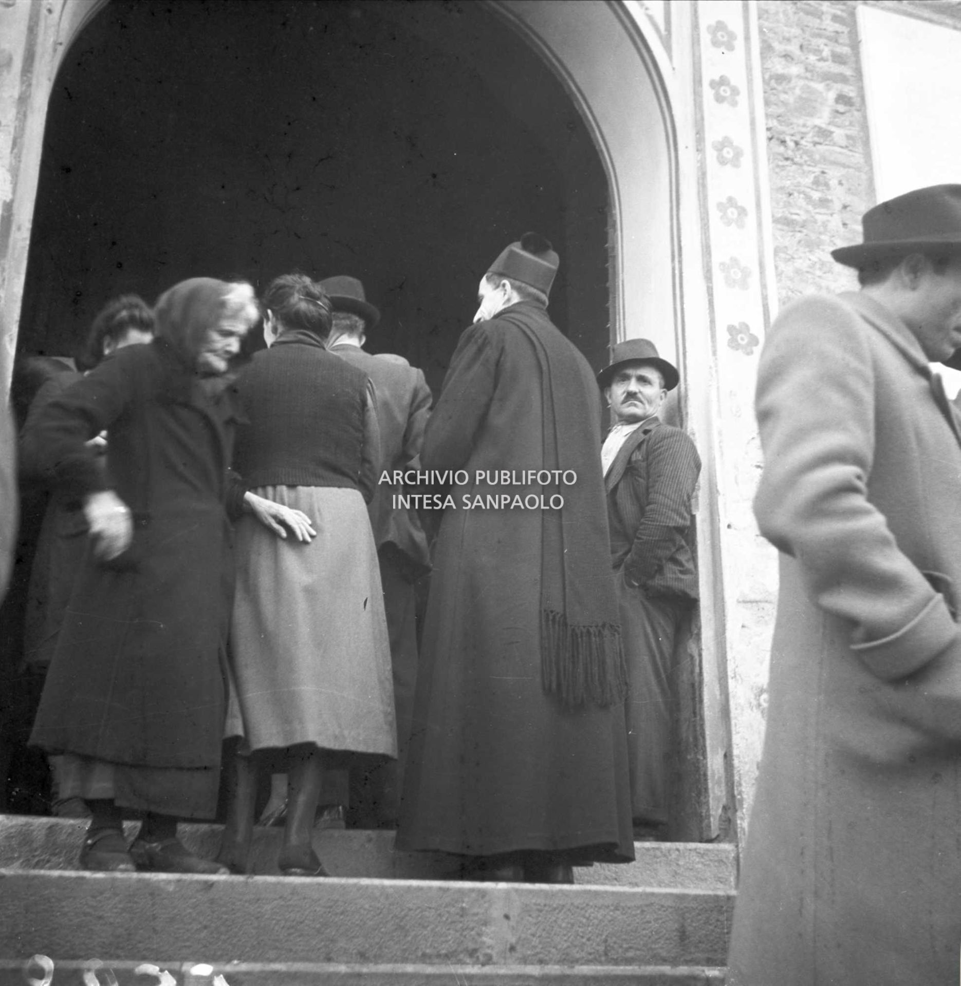 Donne e uomini vanno e vengono alle elezioni comunali nel Lodigiano, le prime elezioni a suffragio universale in Italia