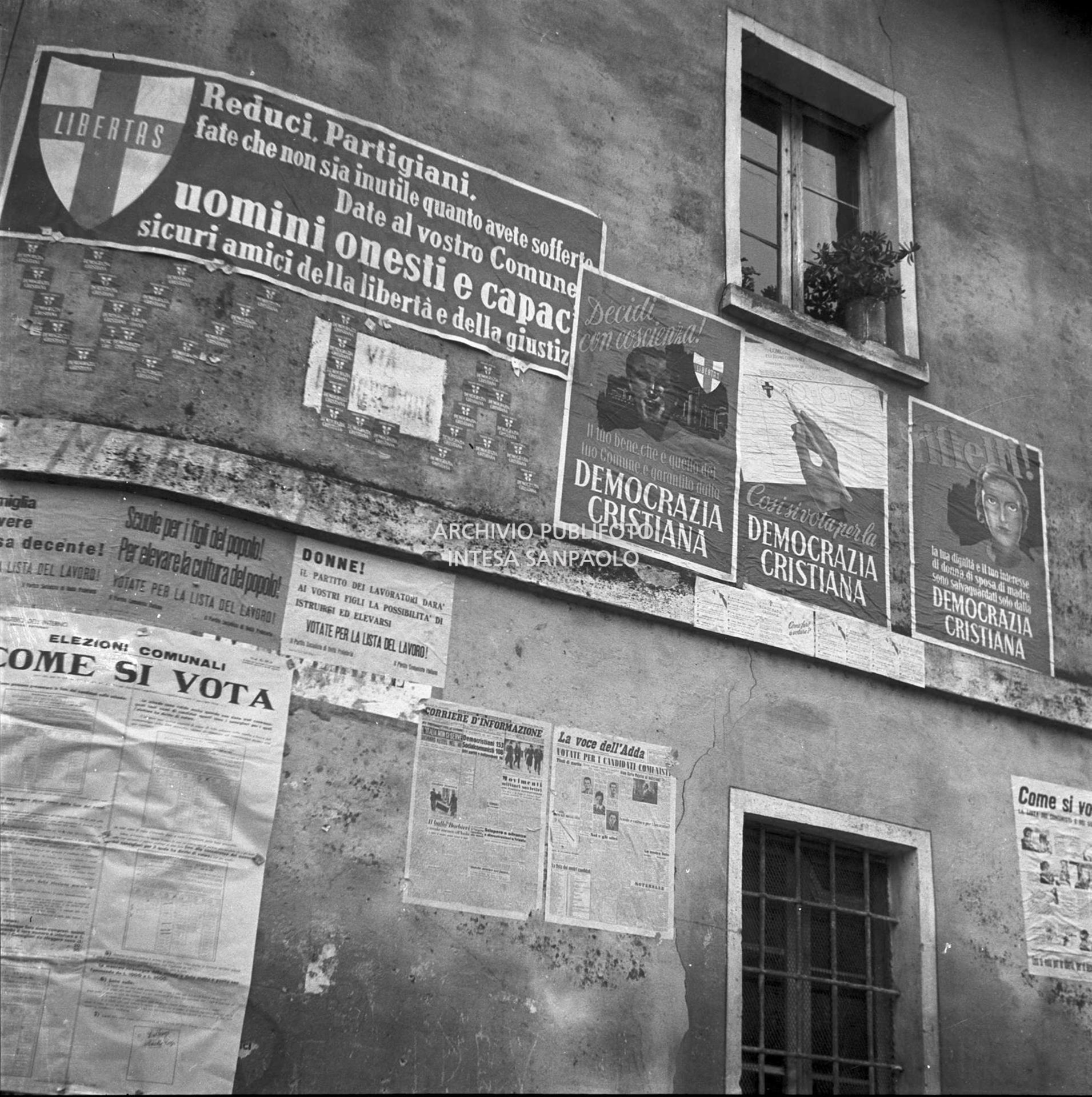 Manifesti elettorali di propaganda politica affissi sui muri di un edificio in un paese del Lodigiano