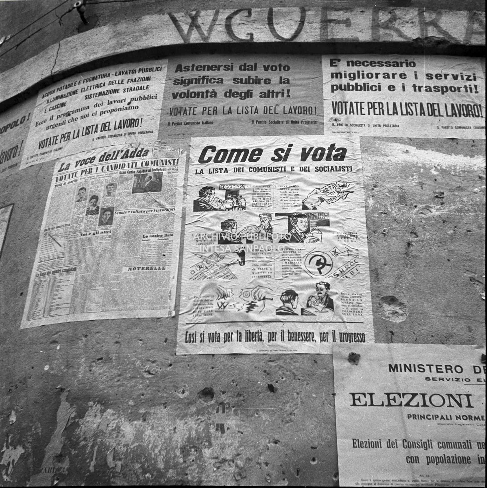 Manifesti di propaganda elettorale e con le modalità per votare alle imminenti elezioni comunali affissi sul muro di un edificio in un paese del Lodigiano