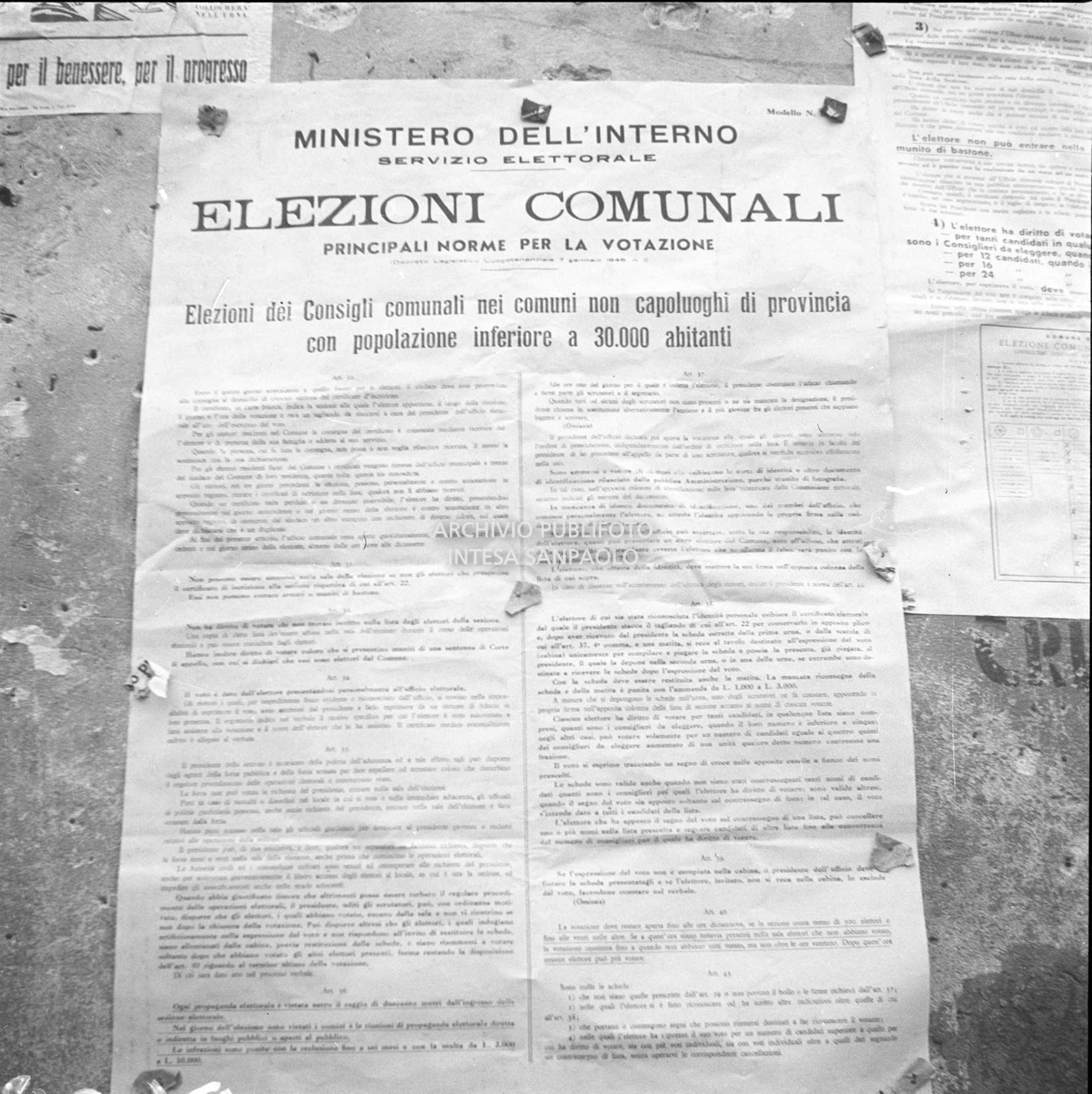 Manifesto del ministero dell'Interno affisso sul muro di un edificio in un comune del Lodigiano con le modalità di voto da rispettare per le imminenti elezioni comunali