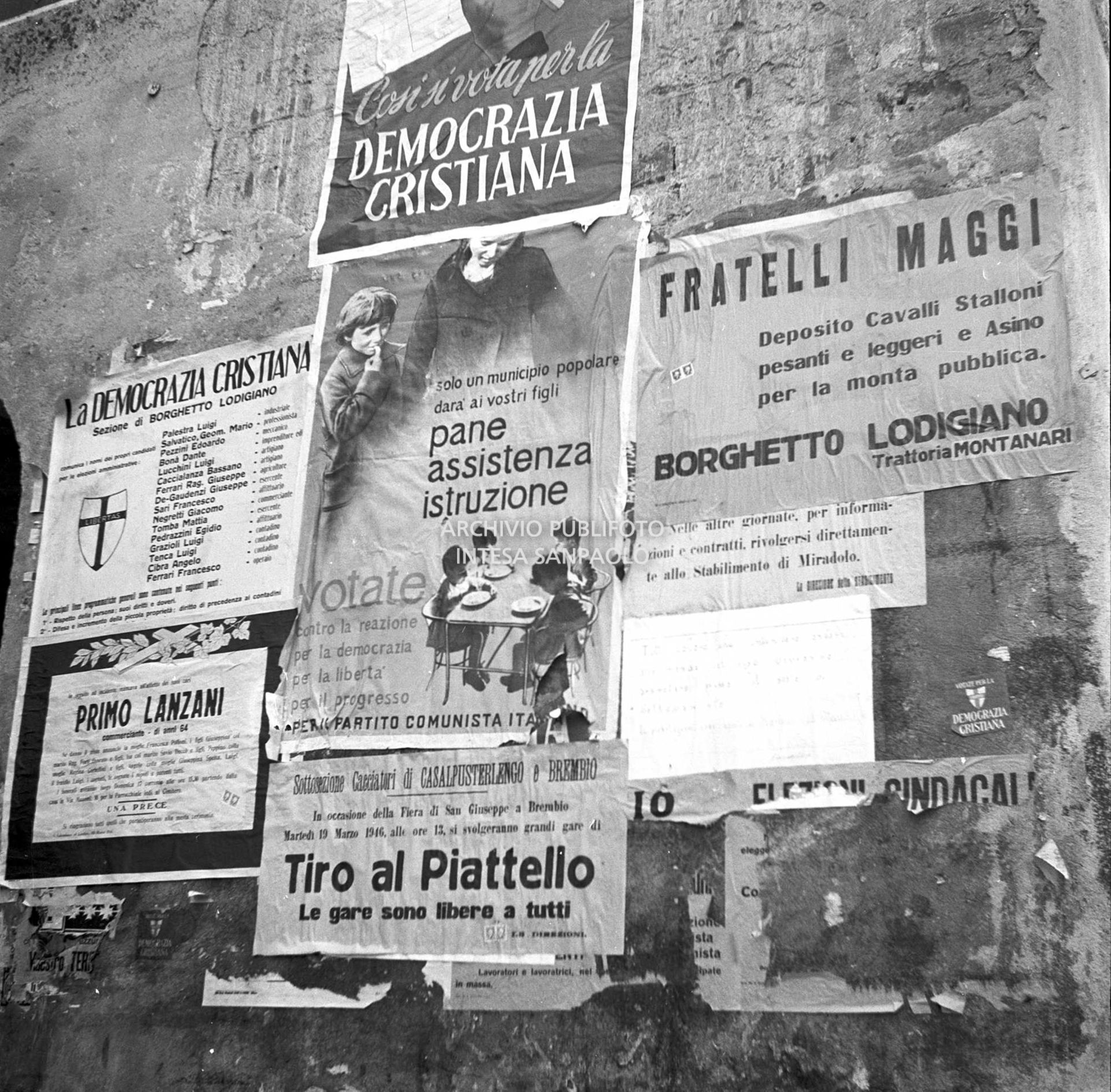 Manifesti di propaganda politica in un comune del Lodigiano per le imminenti elezioni comunali