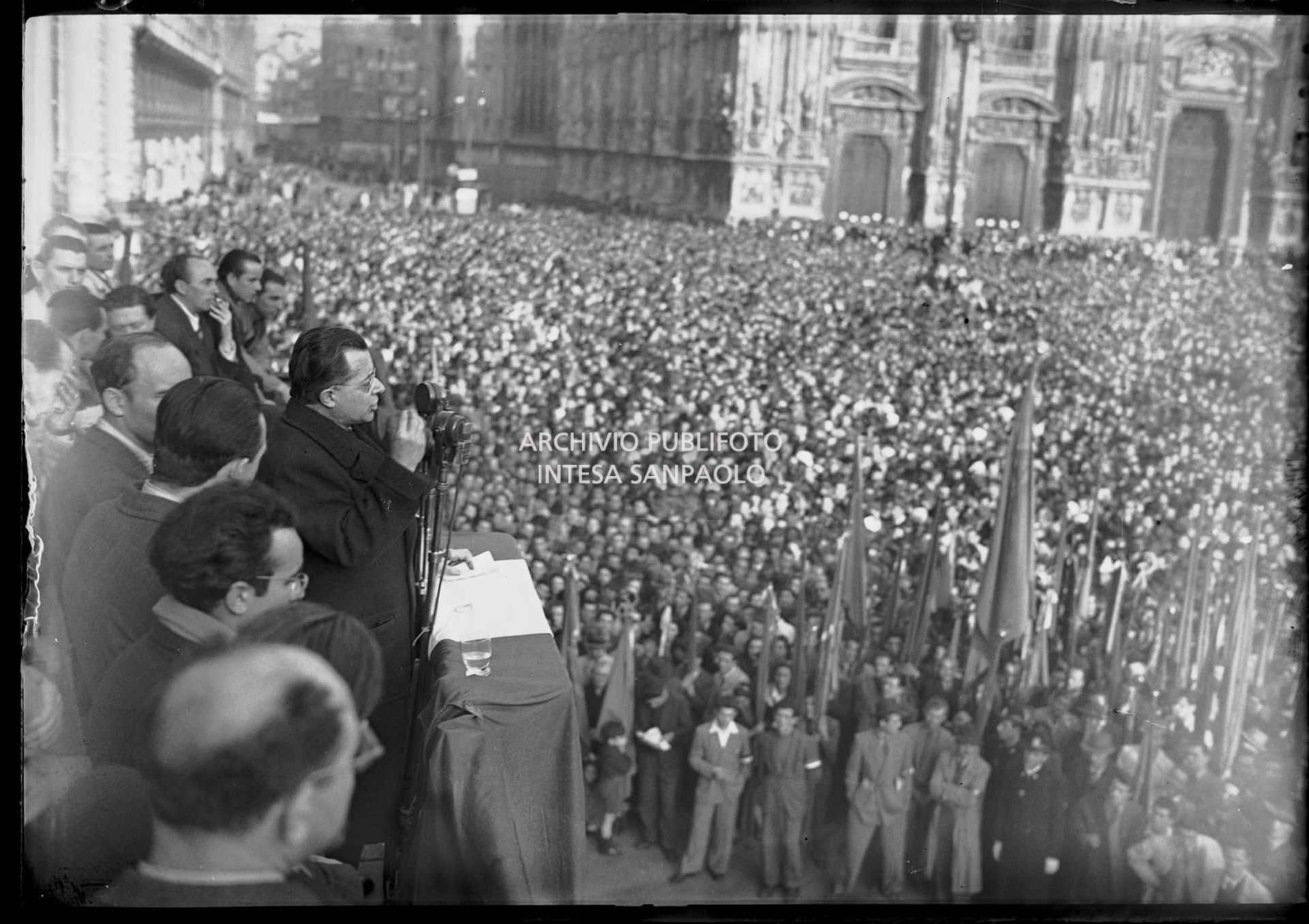 Palmiro Togliatti, segretario generale del Partito comunista italiano, parla in piazza del Duomo a Milano straripante di folla
