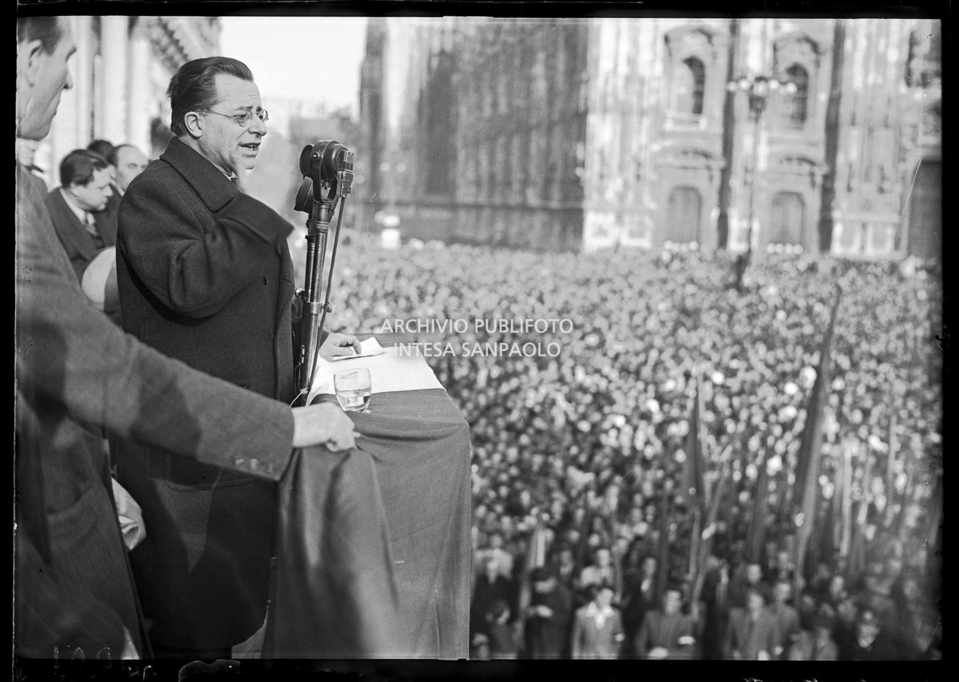 Palmiro Togliatti, segretario generale del Partito comunista italiano, parla in piazza del Duomo a Milano straripante di folla