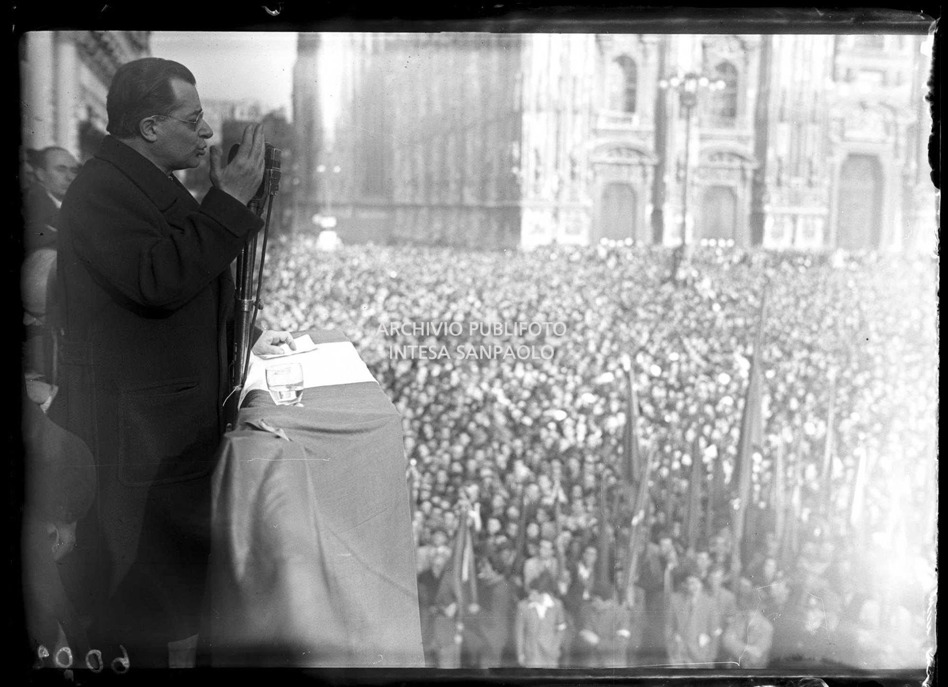 Palmiro Togliatti, segretario generale del Partito comunista italiano, parla in piazza del Duomo a Milano straripante di folla