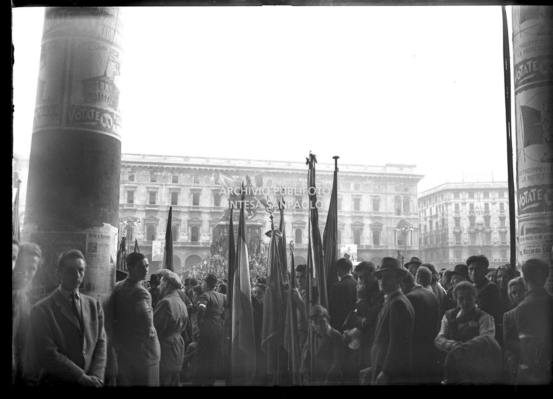 Militanti comunisti con le bandiere rosse in piazza del Duomo a Milano per ascoltare il comizio di Palmiro Togliatti, segretario generale del Partito comunista italiano