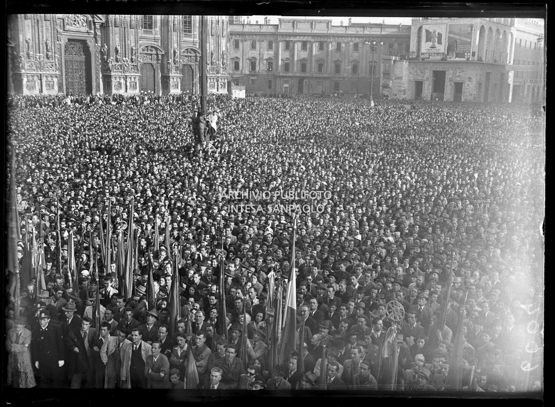 Piazza del Duomo a Milano straripante di militanti comunisti con le bandiere rosse  accorsi per ascoltare il comizio di Palmiro Togliatti, segretario generale del Partito comunista italiano