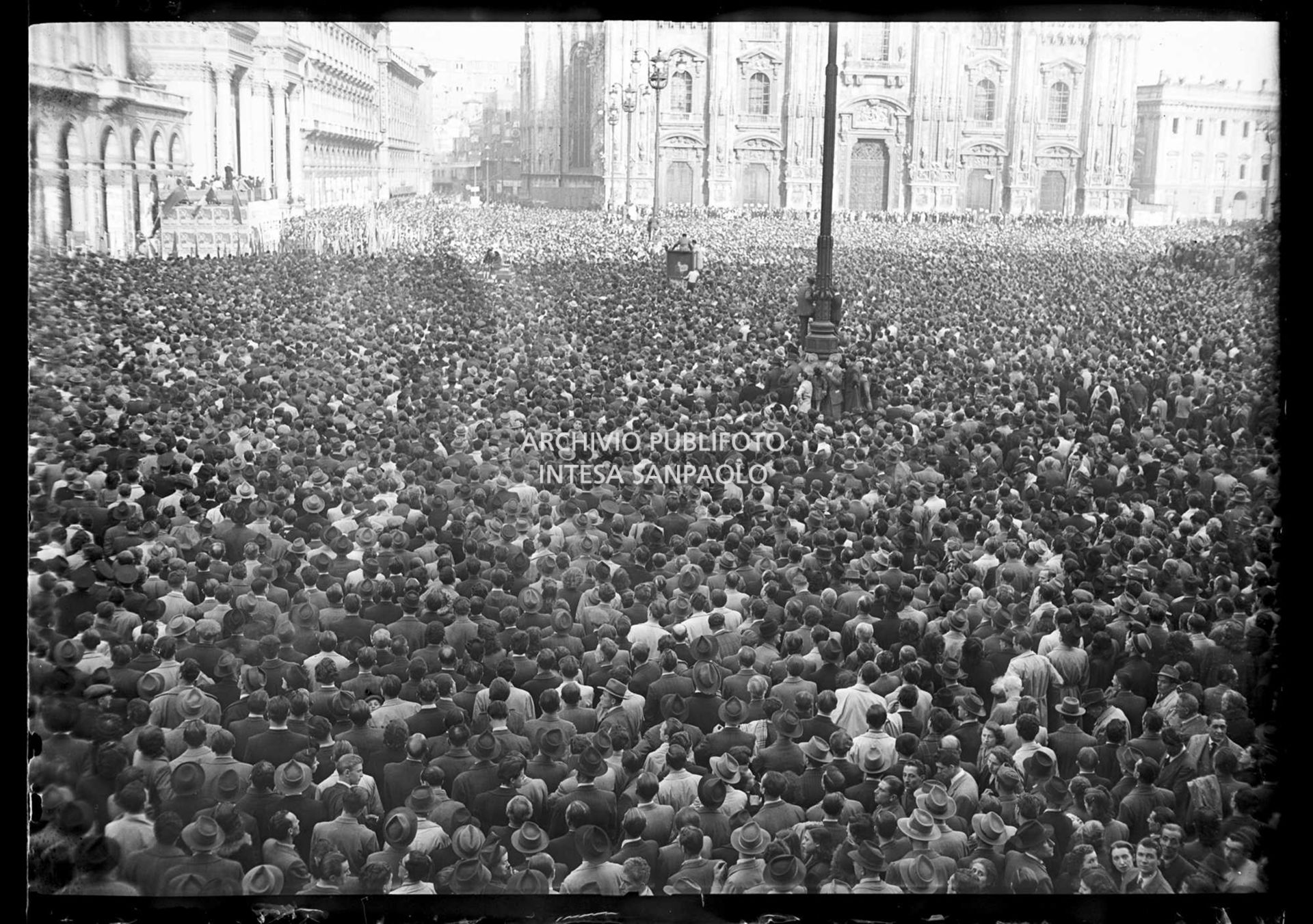 Piazza del Duomo a Milano straripante folla accorsa per ascoltare il comizio di Palmiro Togliatti, segretario generale del Partito comunista italiano