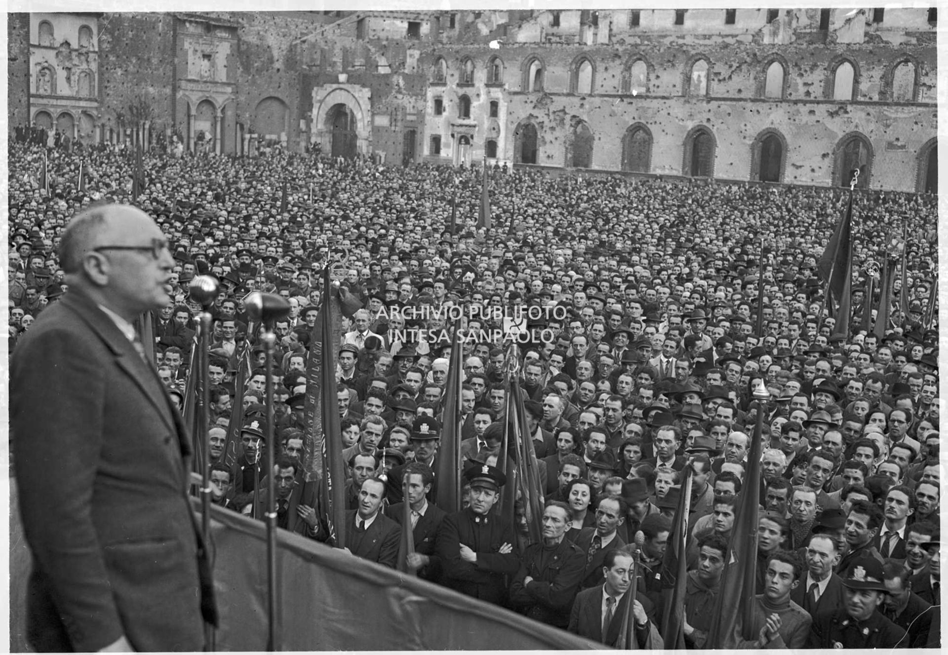 Pietro Nenni parla alla folla durante un comizio elettorale al Castello Sforzesco a Milano