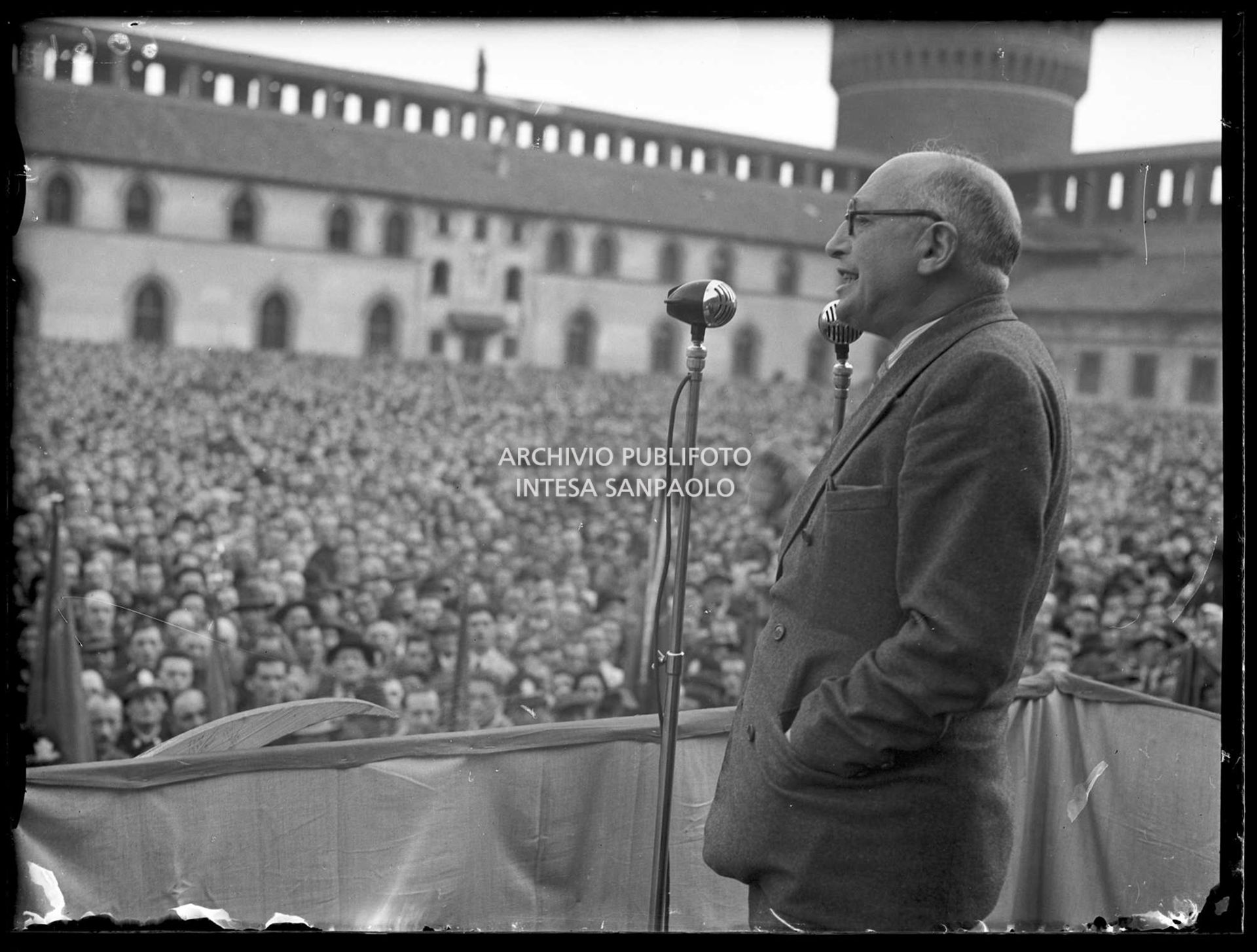 Pietro Nenni, parla alla folla durante un comizio elettorale al Castello Sforzesco a Milano