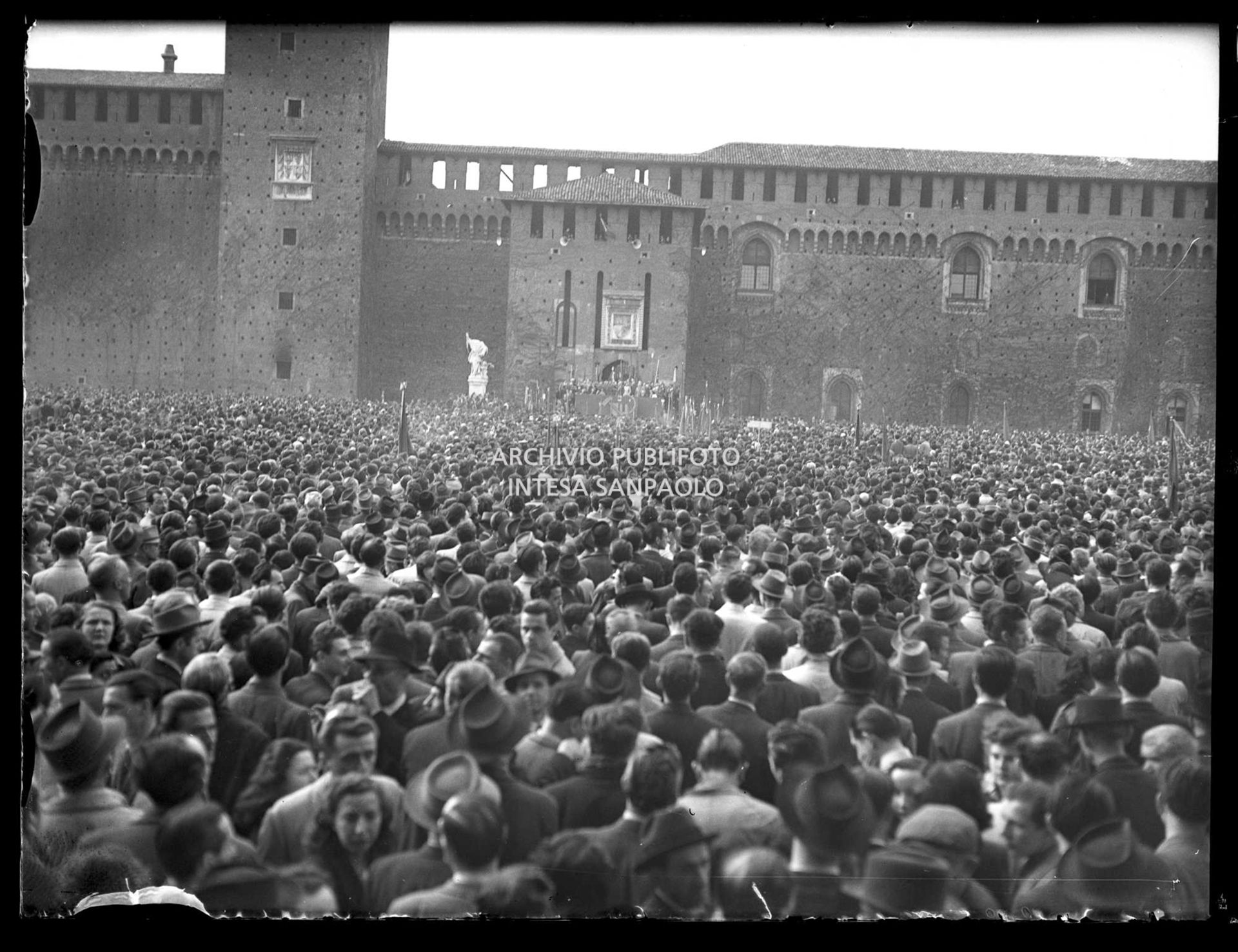 Folla al Castello Sforzesco a Milano accorsa per ascoltare il comizio elettorale di Pietro Nenni
