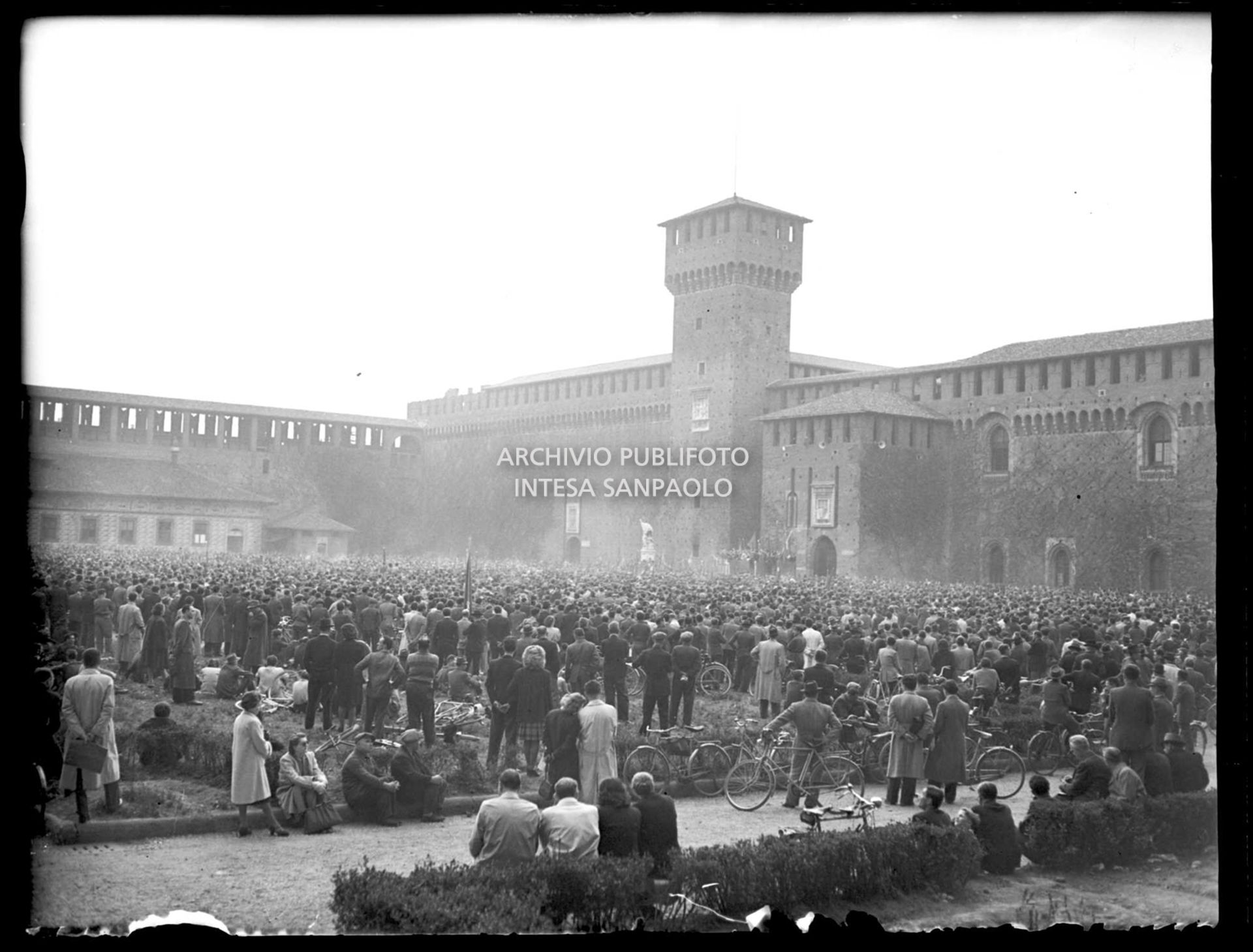 Folla al Castello Sforzesco a Milano accorsa per ascoltare il comizio elettorale di Pietro Nenni