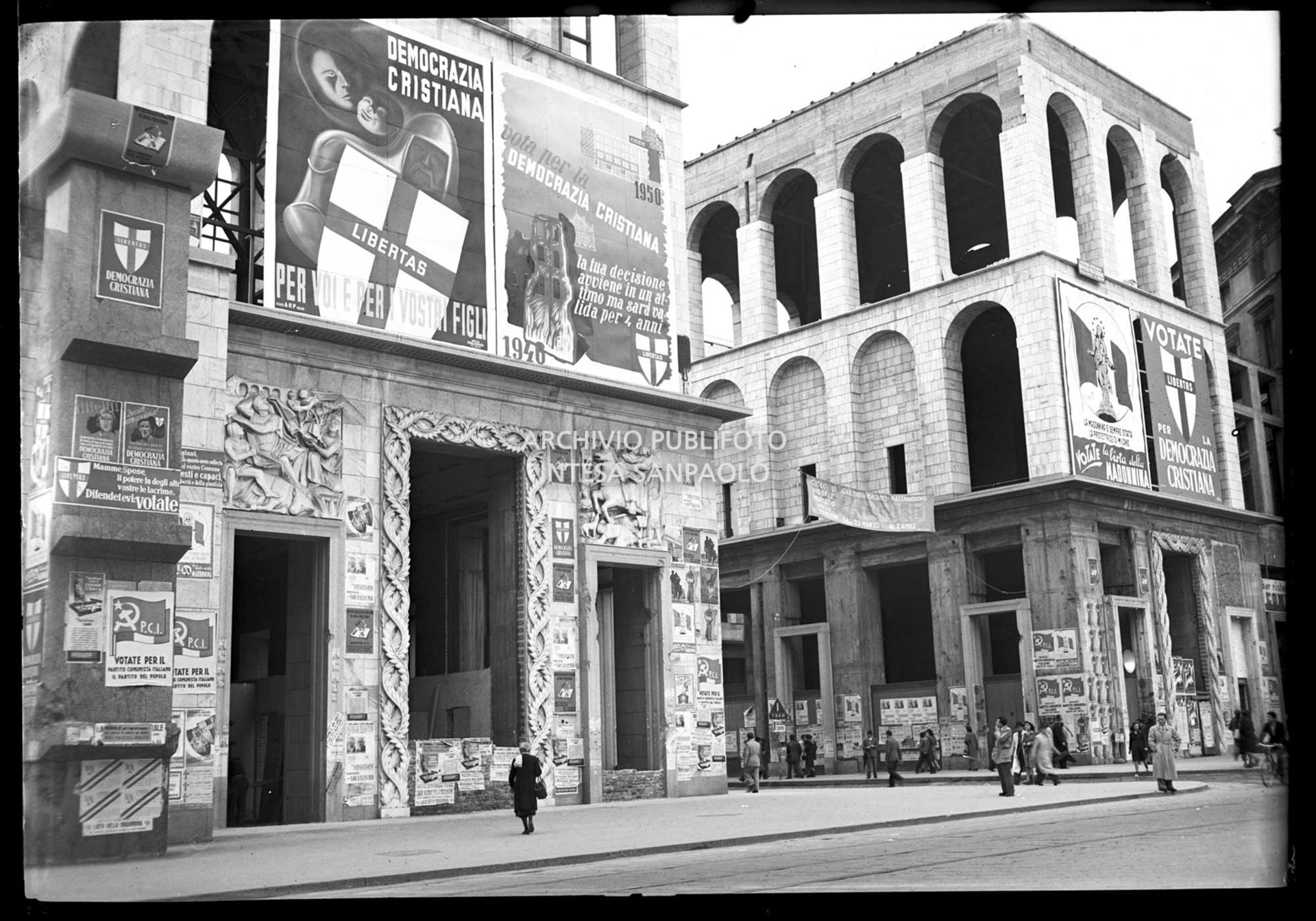 Palazzo dell'Arengario in piazza del Duomo a Milano ricoperto di manifesti di propaganda politica in vista delle imminenti elezioni amministrative