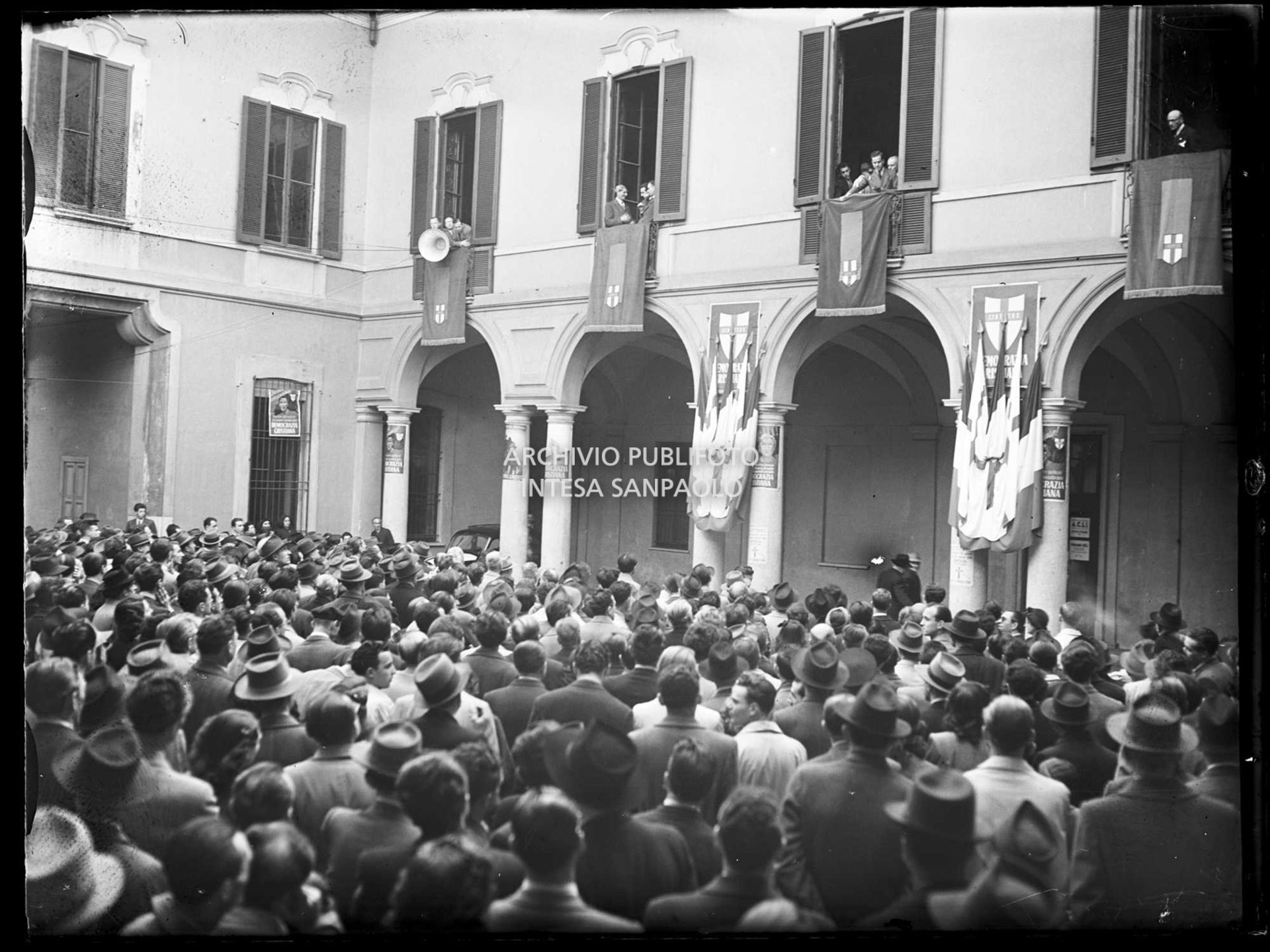 Comizio della Democrazia Cristiana nel cortile della sede del Partito in via Clerici a Milano