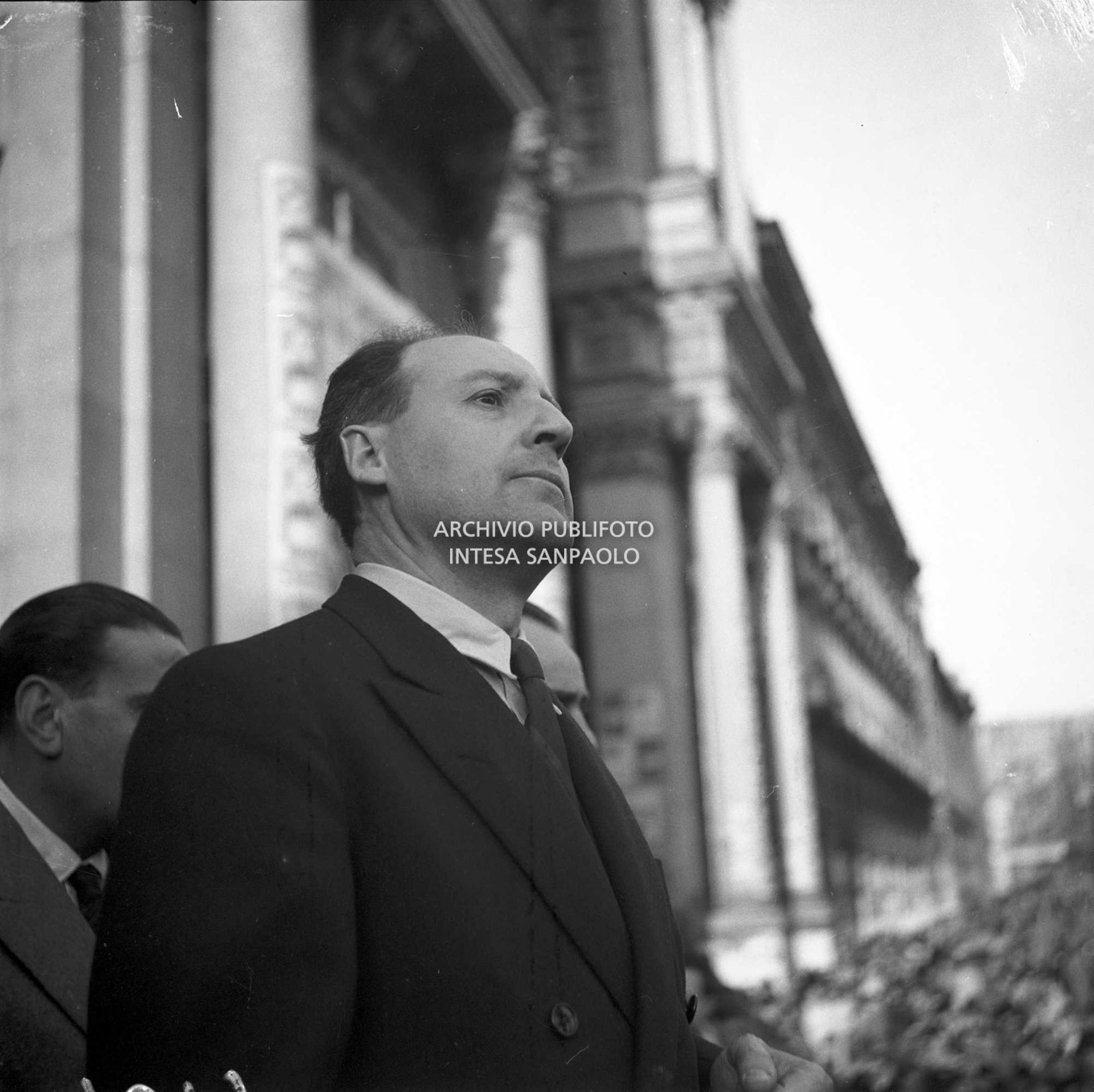 Giuseppe Saragat sul palco al comizio socialista in piazza del Duomo a Milano gremita di persone