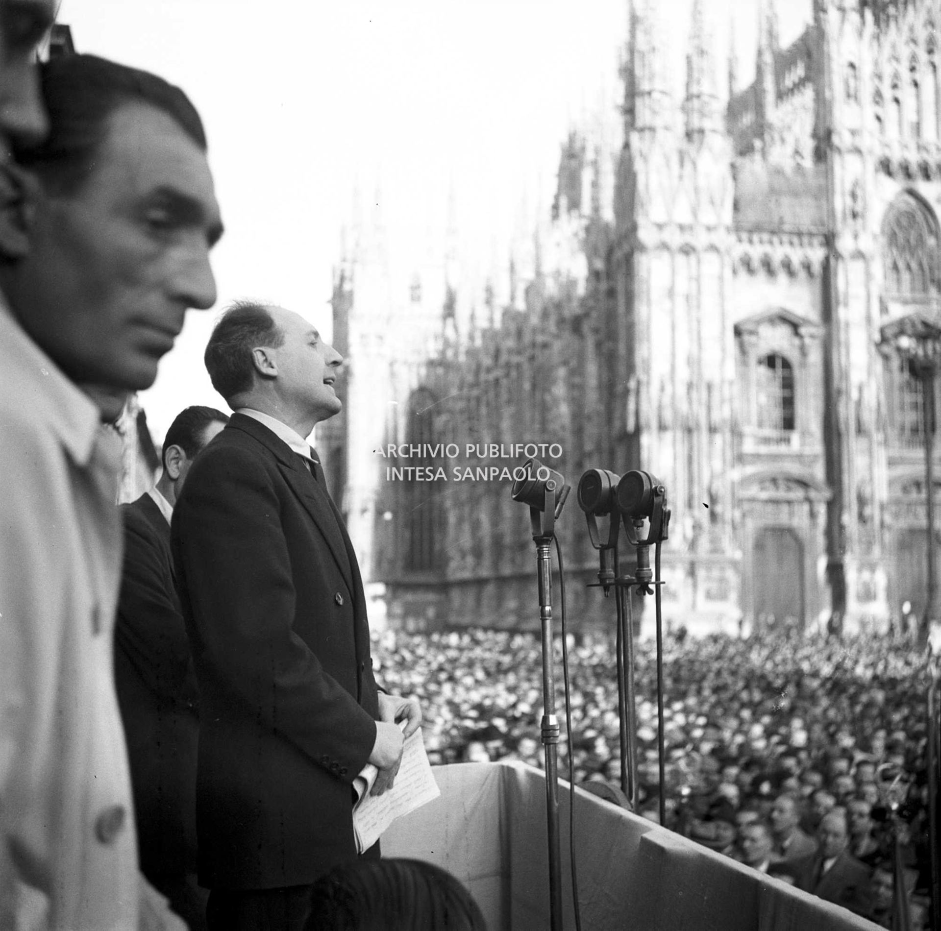 Giuseppe Saragat parla al comizio socialista in piazza del Duomo a Milano gremita di persona