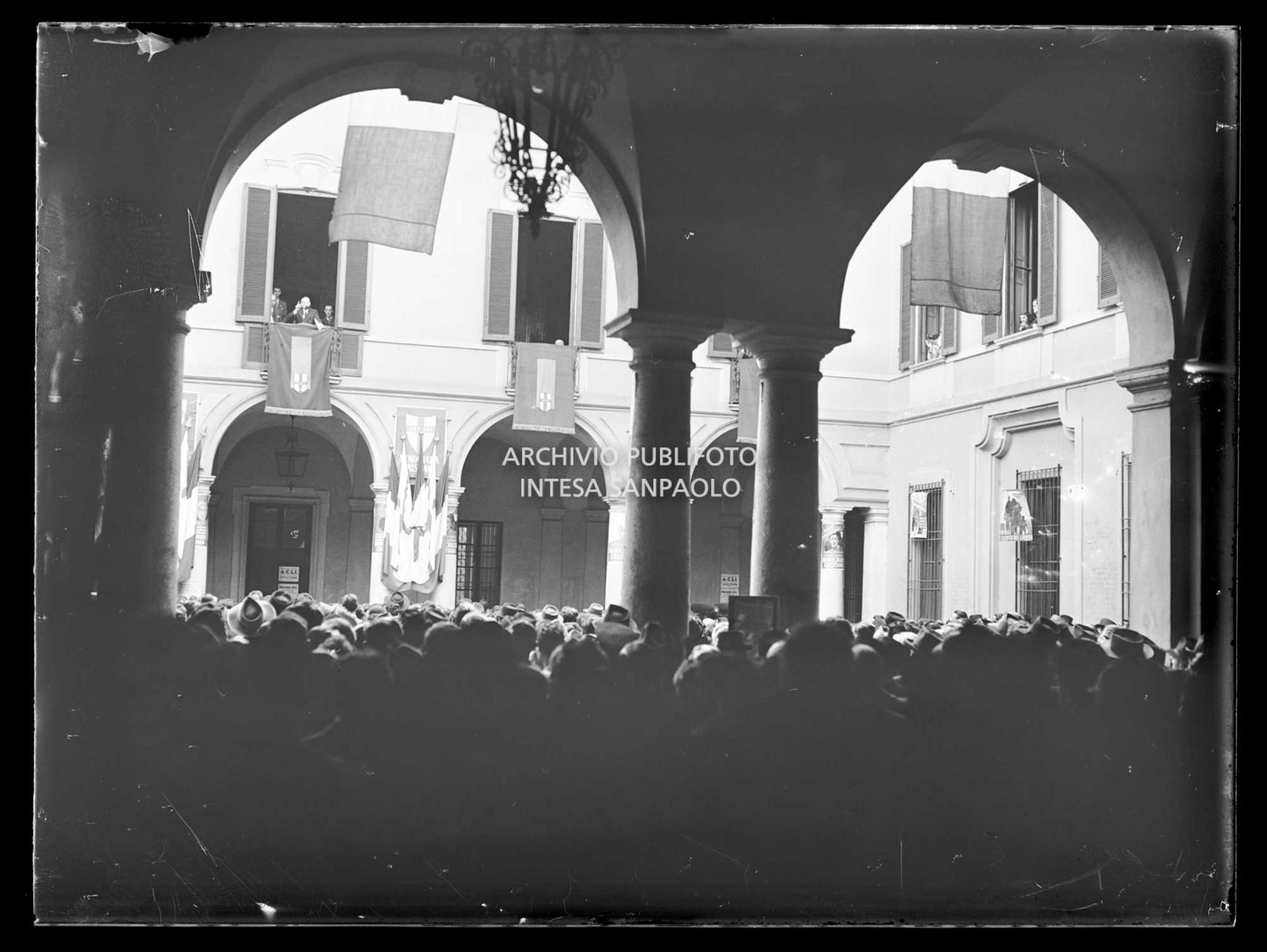 Comizio della Democrazia Cristiana nel cortile della sede del Partito in via Clerici a Milano