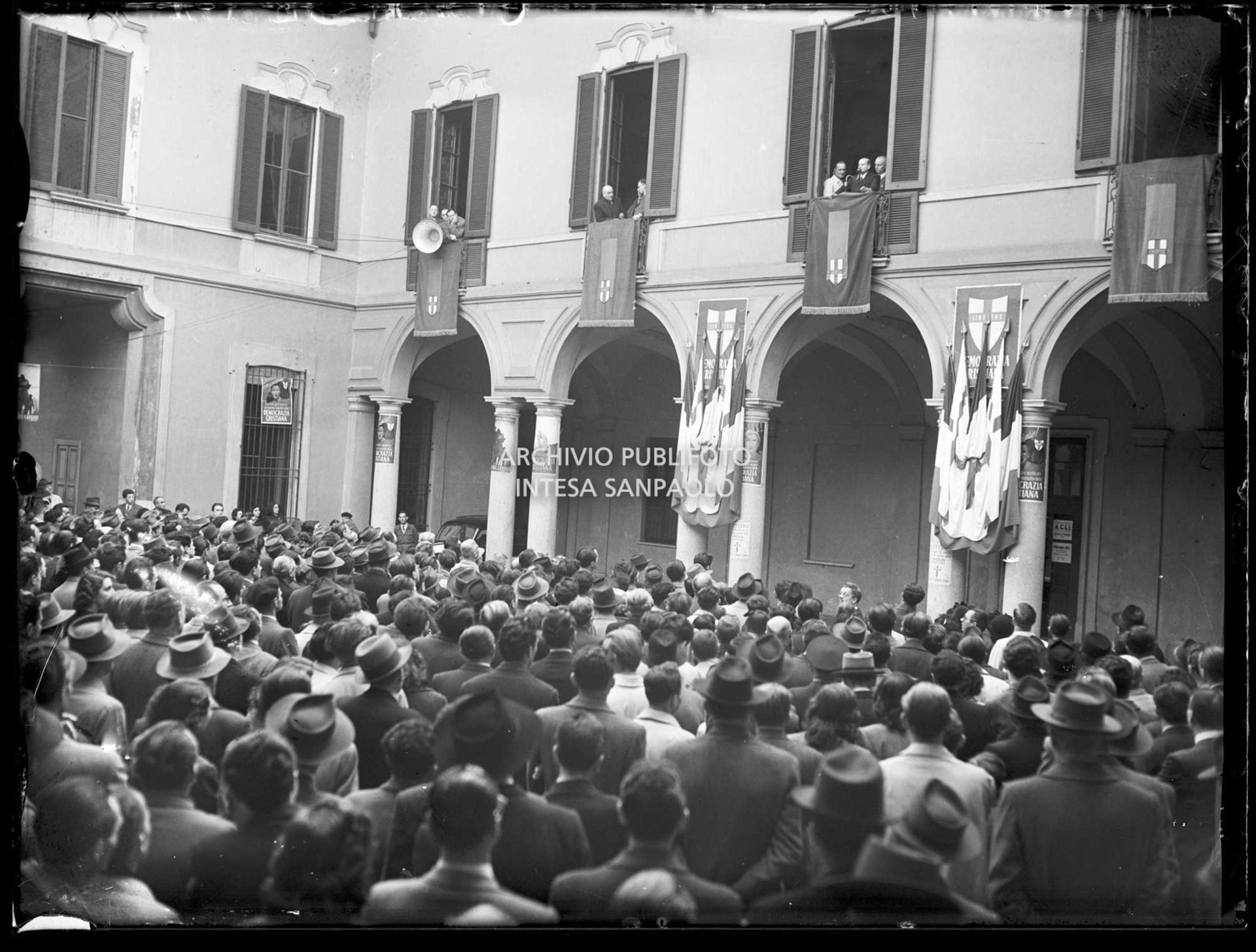 Comizio della Democrazia Cristiana nel cortile della sede del Partito in via Clerici a Milano