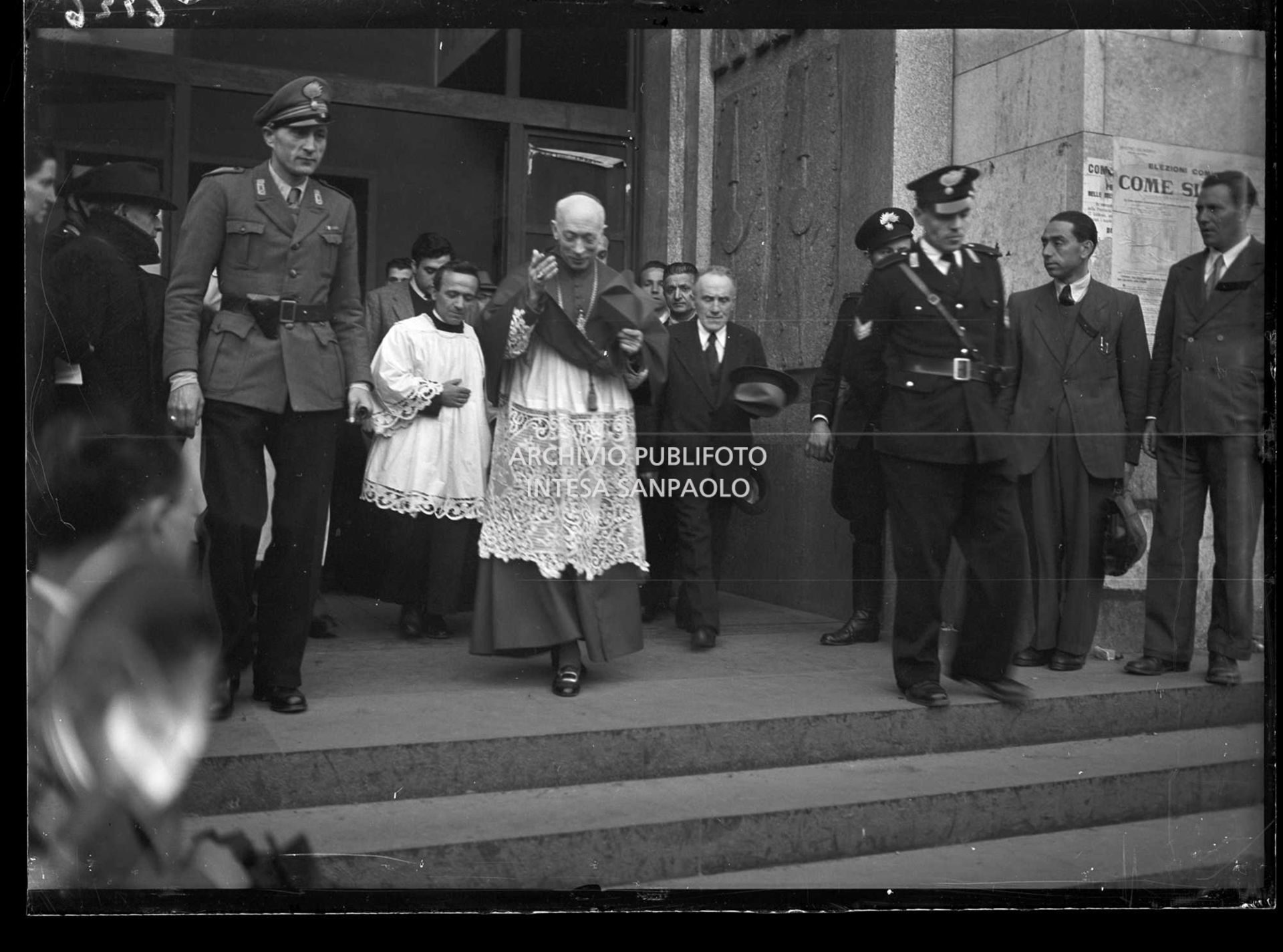 L'arcivescovo di Milano Alfredo Ildefonso Schuster esce da Palazzo di Giustizia a Milano dove ha appena votato per le elezioni amministrative del Comune di Milano