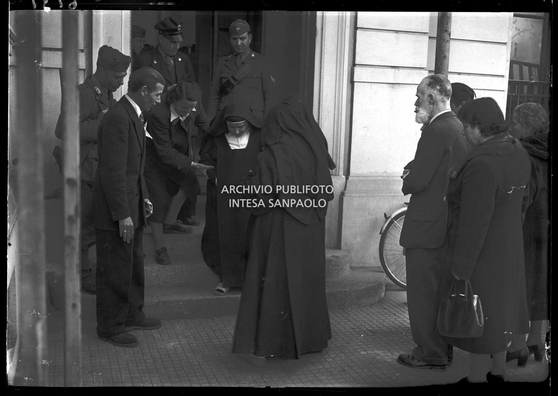Tre suore escono dal seggio dopo aver votato per le elezioni amministrative del Comune di Milano, le prime elezioni a suffragio universale in Italia