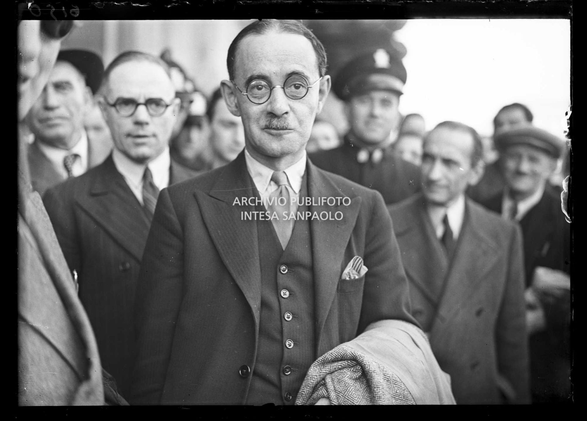 Harold Laski, presidente del Partito laburista inglese, appena arrivato in treno da Napoli alla stazione di Milano