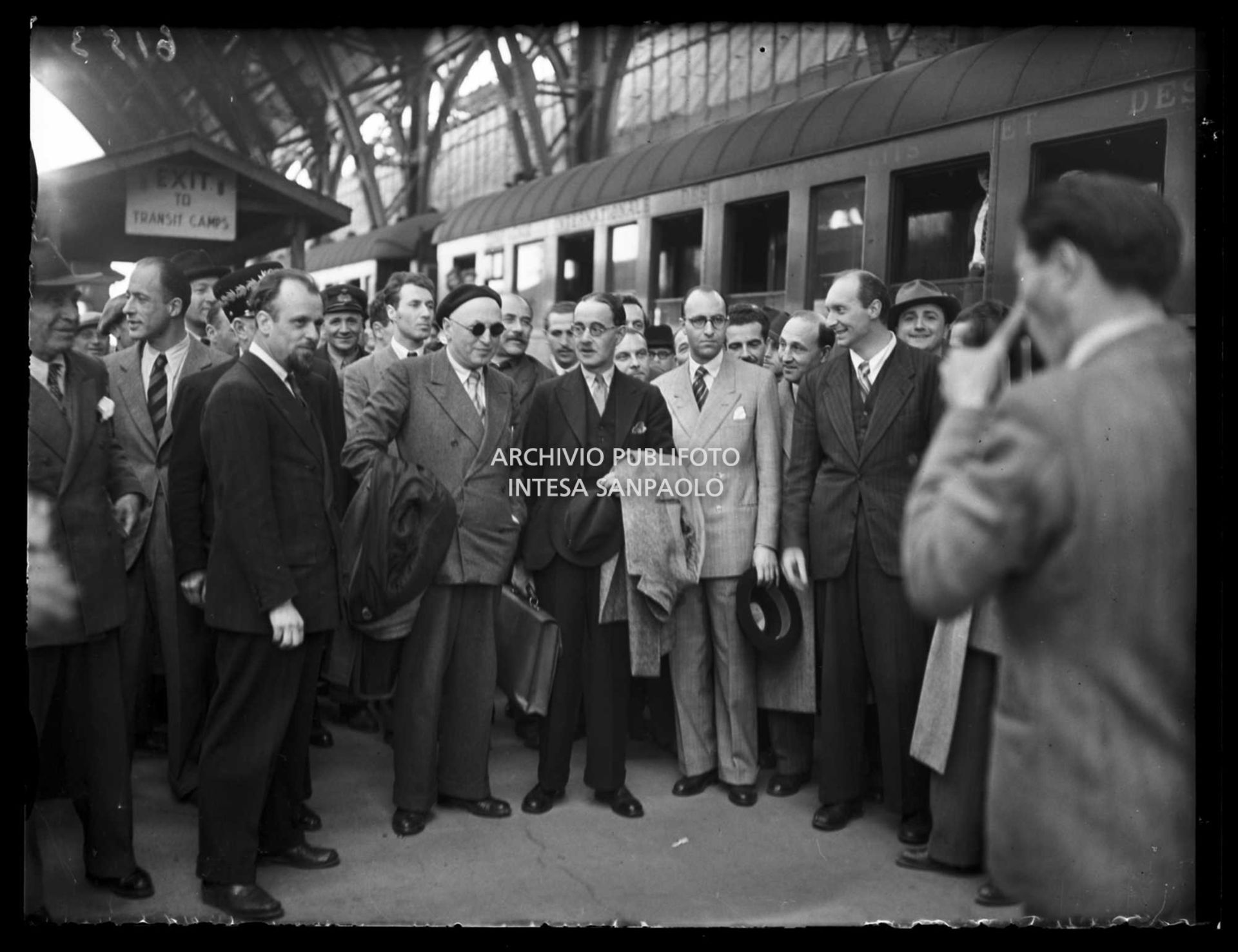Harold Laski (con il soprabito sul braccio), presidente del Partito laburista inglese, appena a Milano, accolto da Pietro Nenni (a sinistra con gli occhiali da sole)