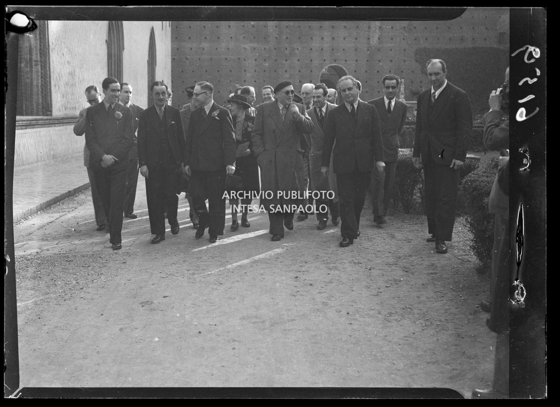 Harold Laski (secondo da sinistra), presidente del Partito laburista inglese, Pietro Nenni (secondo da destra),e Antonio Greppi (primo da destra), sindaco di Milano, nel Cortile delle armi del Castello Sforzesco