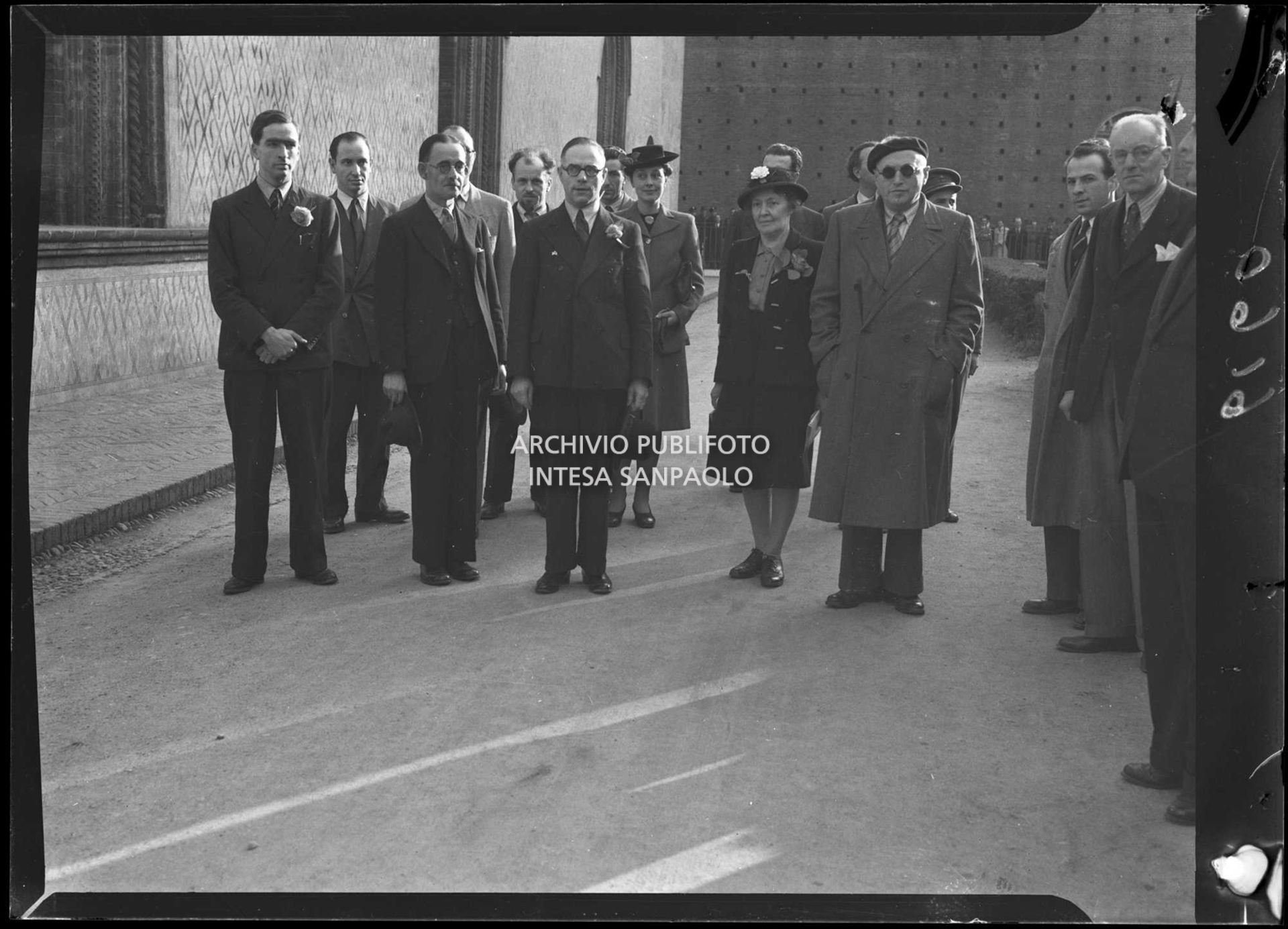 Harold Laski (secondo da sinistra), presidente del Partito laburista inglese, sua moglie Frida Kerry (quarta da sinistra) e Pietro Nenni (con gli occhiali da sole) nel Cortile delle armi del Castello Sforzesco