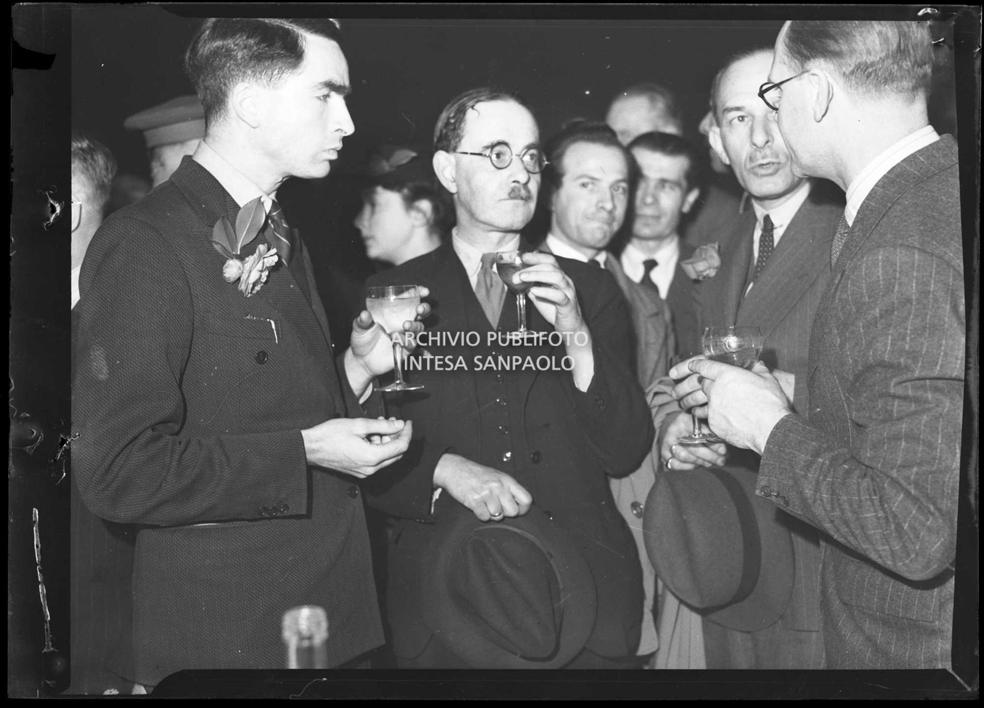 Harold Laski (al centro), presidente del Partito laburista inglese, al ricevimento organizzato dal Comune di Milano in suo onore al Castello Sforzesco