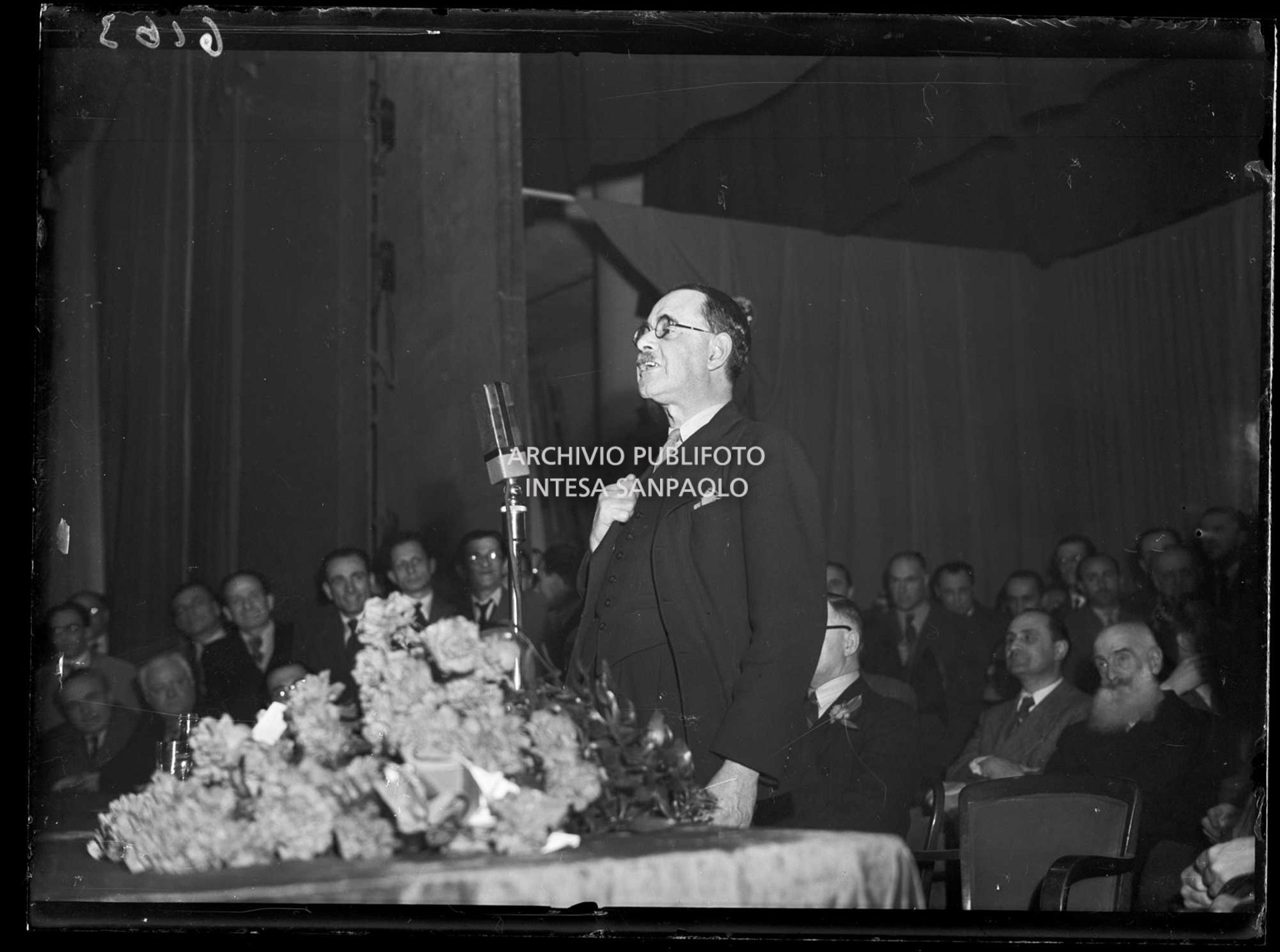 Harold Laski, presidente del Partito laburista inglese, parla al Teatro Nuovo a Milano