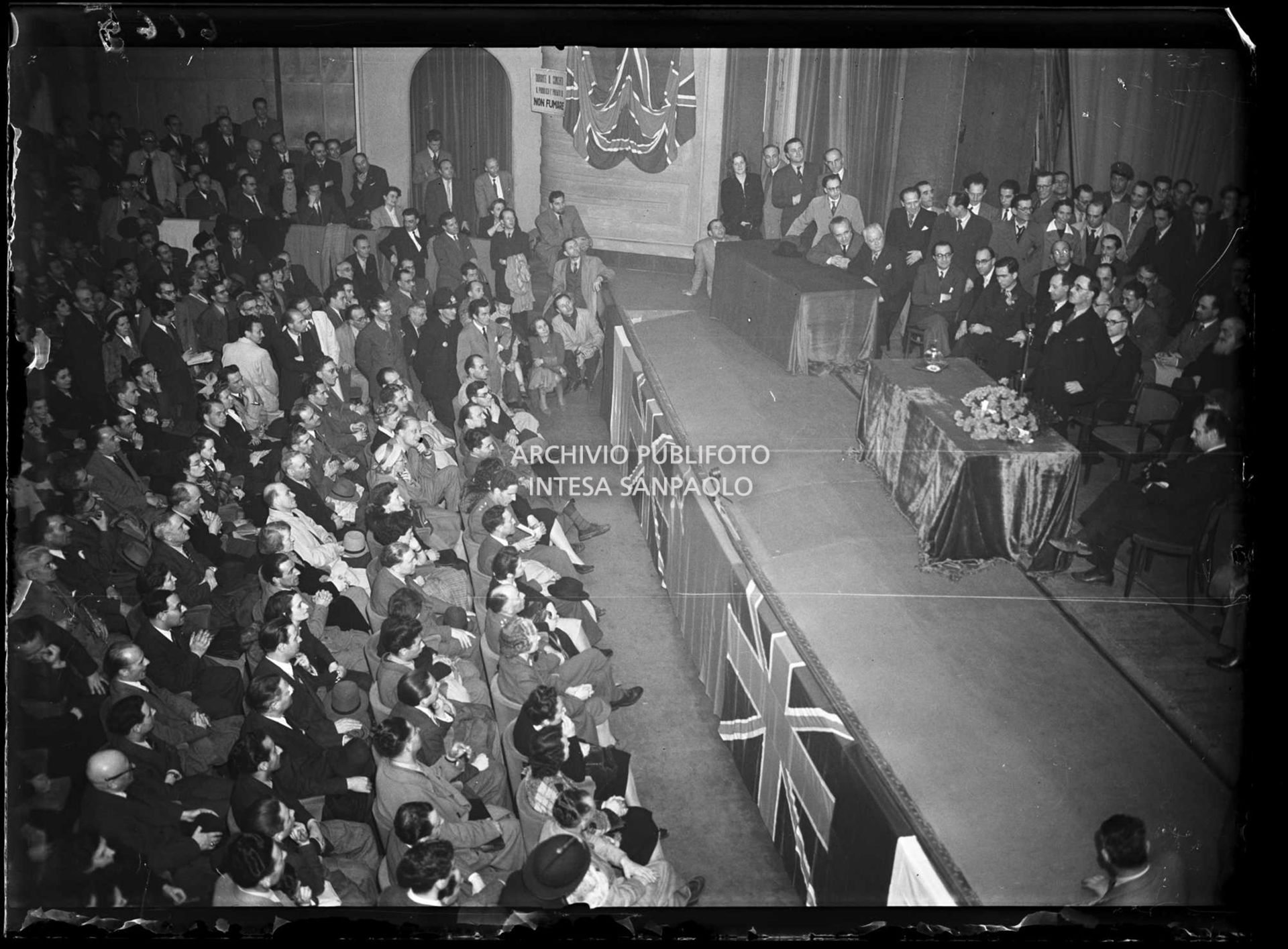 Conferenza di Harold Laski, presidente del Partito laburista inglese al Teatro Nuovo a Milano