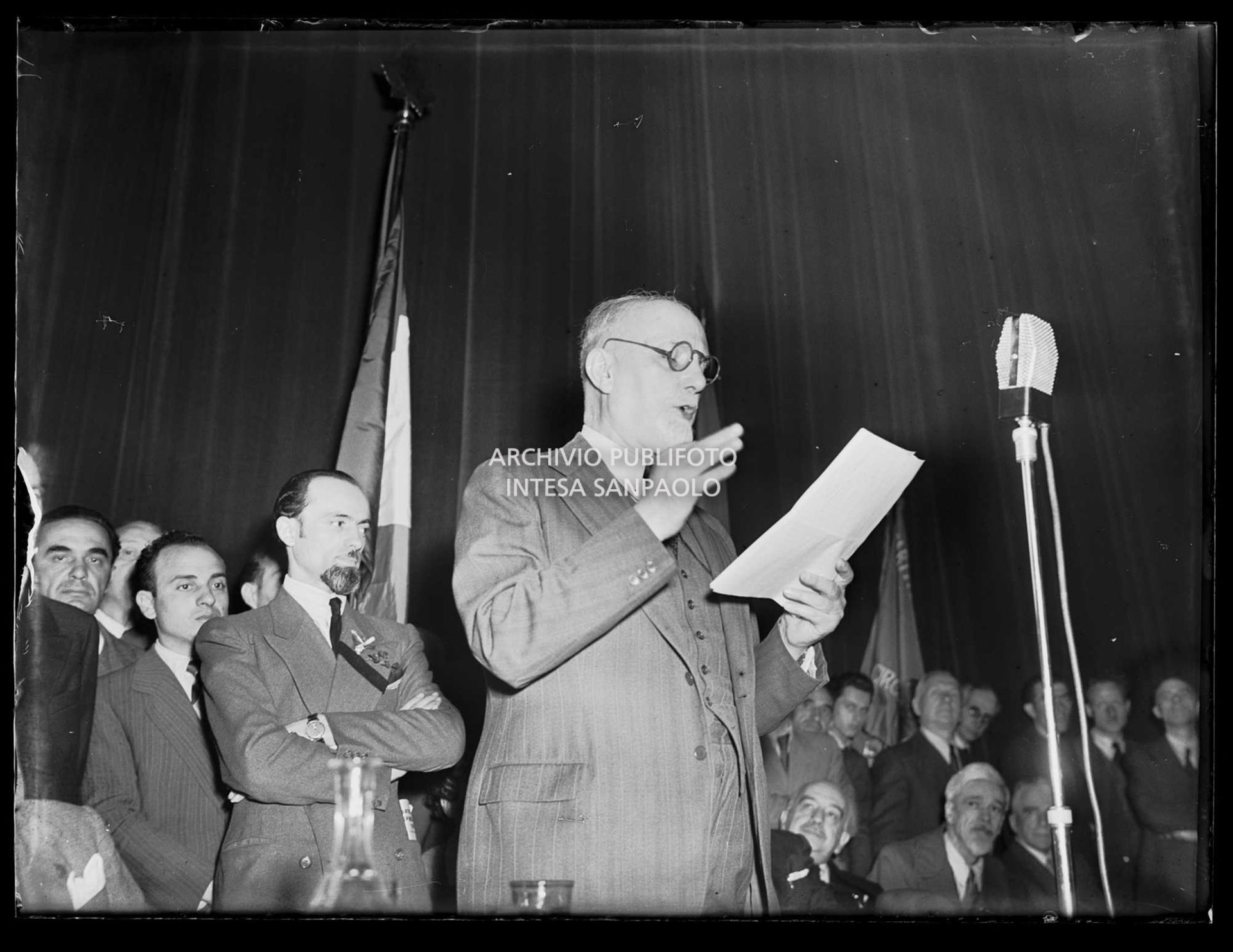 Carlo Sforza, presidente della Consulta nazionale, parla, al Teatro Lirico a Milano, a favore della Repubblica nella giornata di apertura dei comizi elettorali