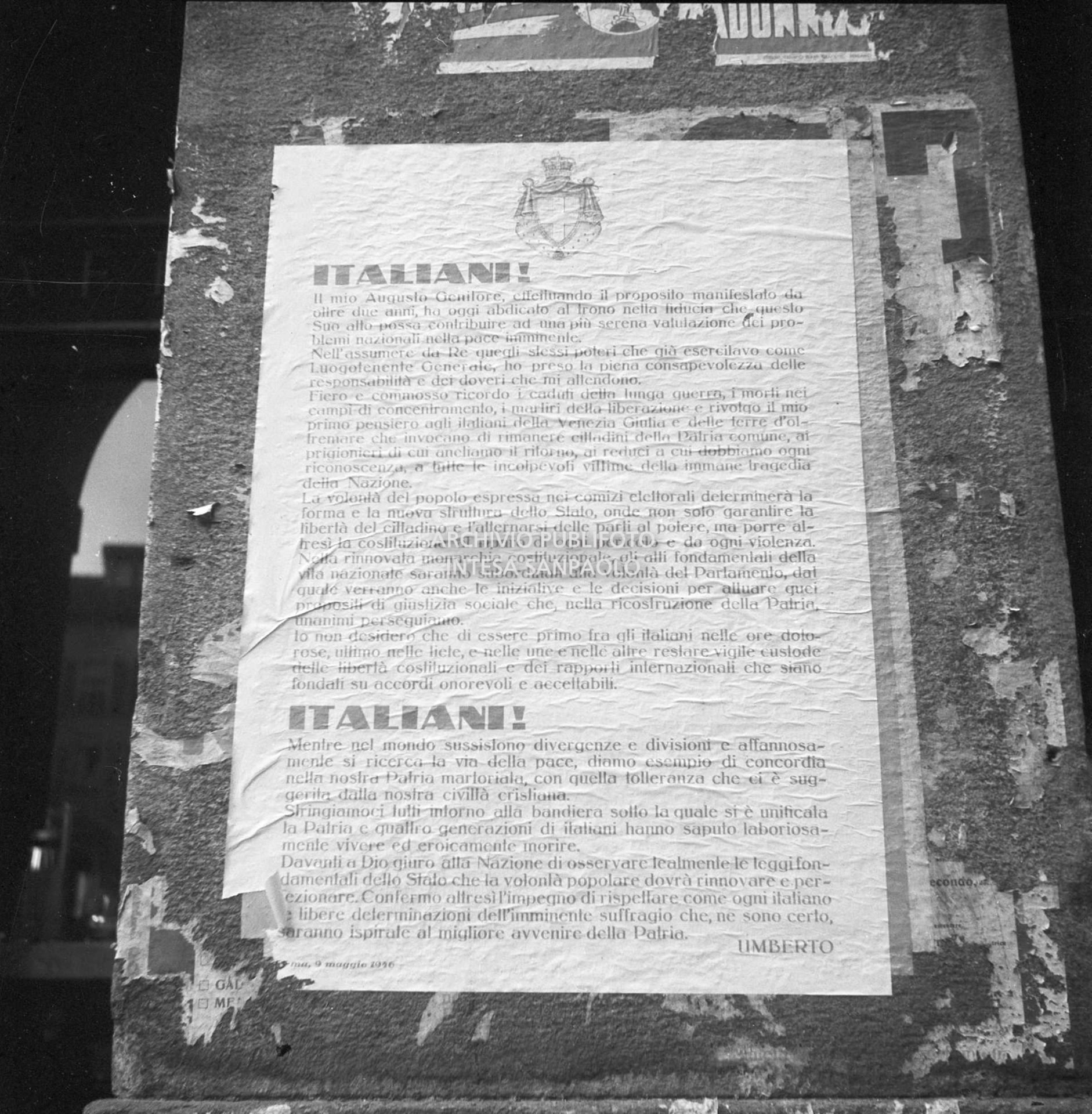 Manifesto di propaganda elettorale con un testo firmato dal principe Umberto che chiama gli italiani alle urne in vista del referendum istituzionale "monarchia-repubblica"